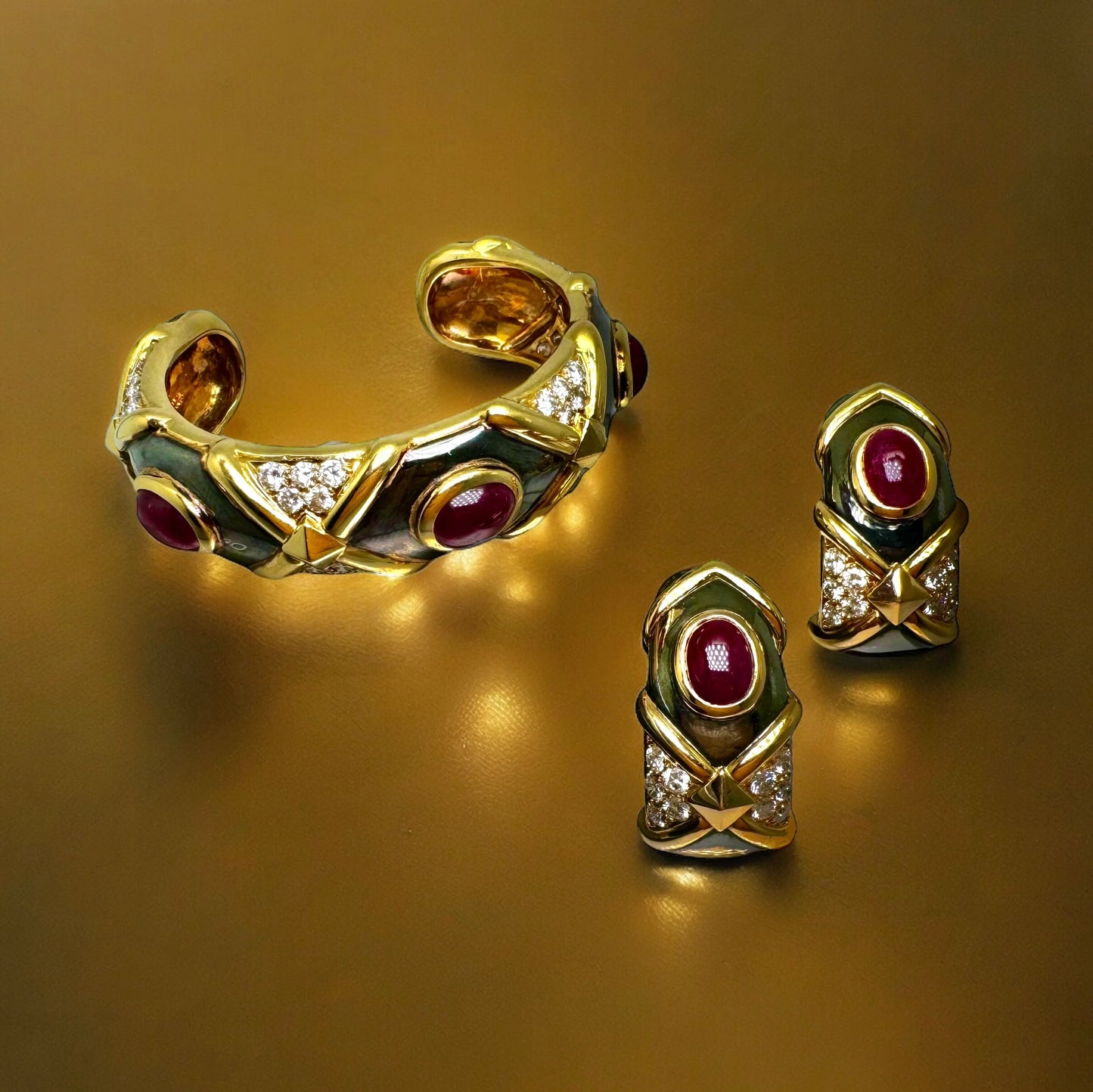 Boucles d’oreille vintage en or noirci et jaune ornée de rubis et diamants.