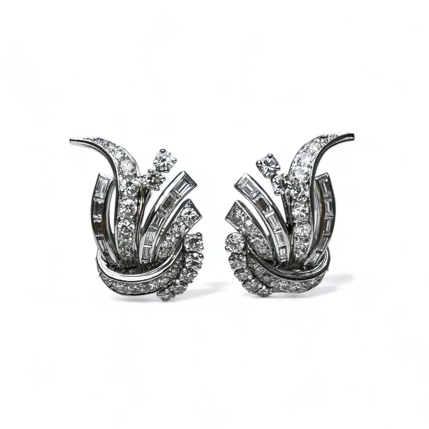 Boucles d’oreilles en or et platine sertie de diamants.