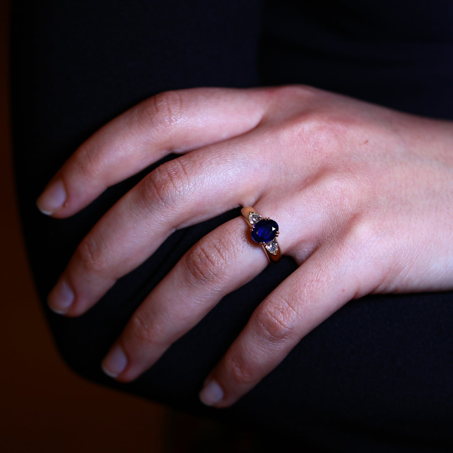 Bague en or jaune, saphir, diamants.