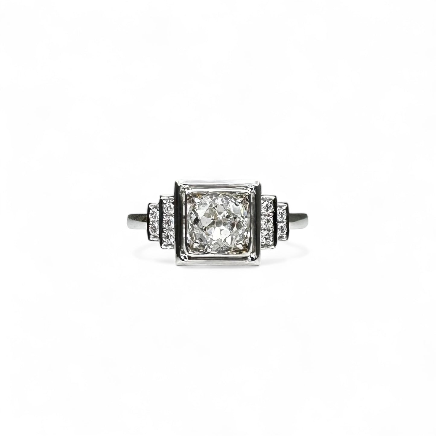 Bague solitaire de style Art-Déco en or gris serti de diamants.