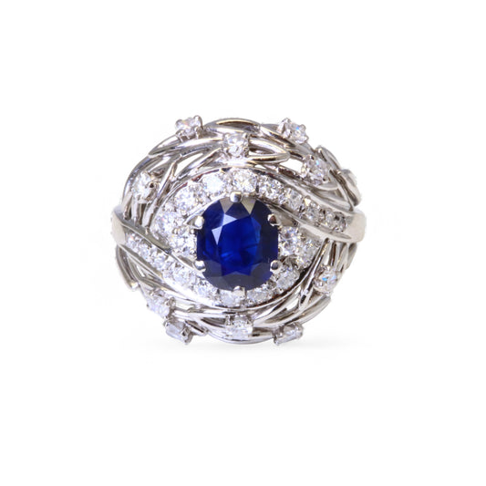 Bague dôme ornée d’un saphir bleu naturel et de diamants.