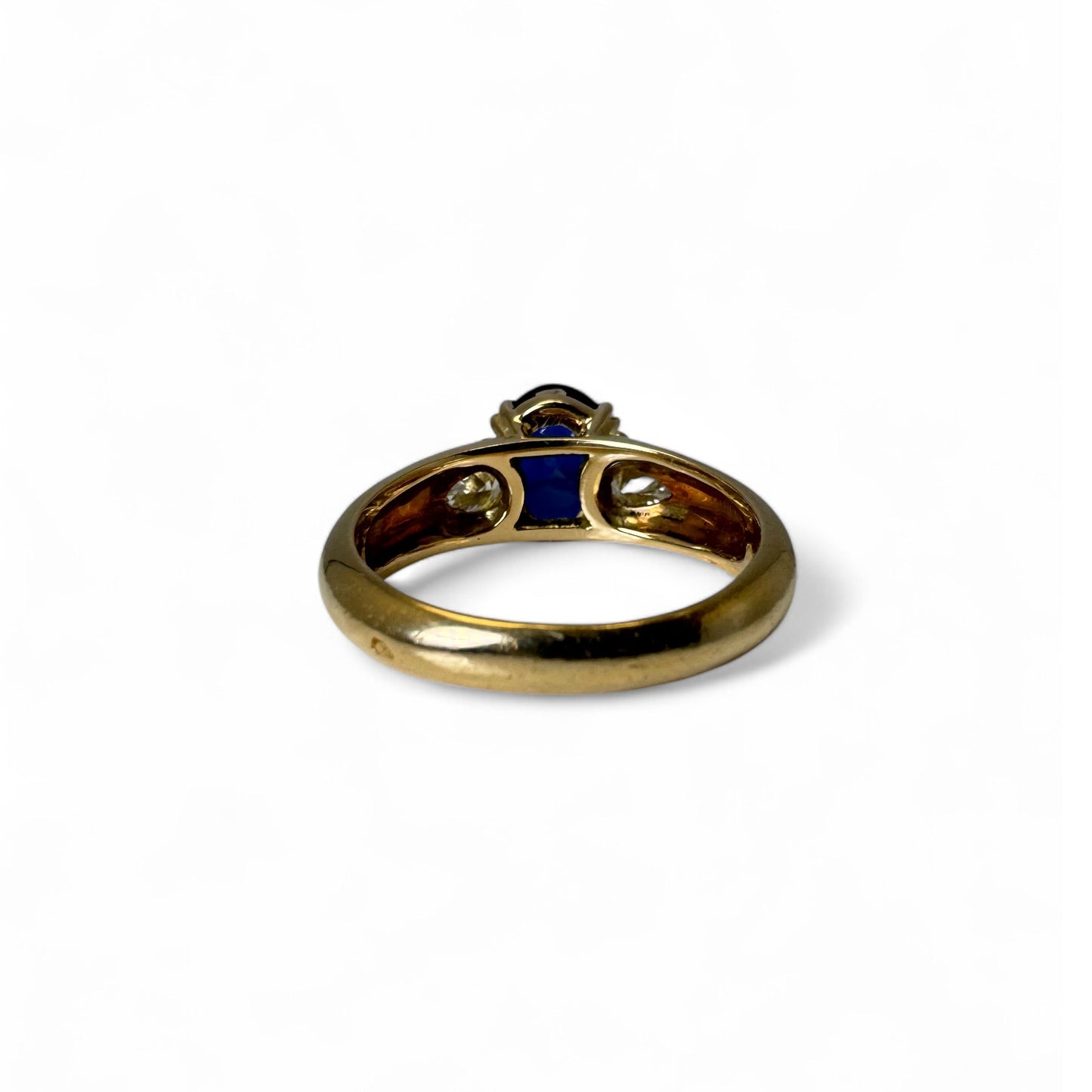 Bague en or jaune, saphir, diamants.