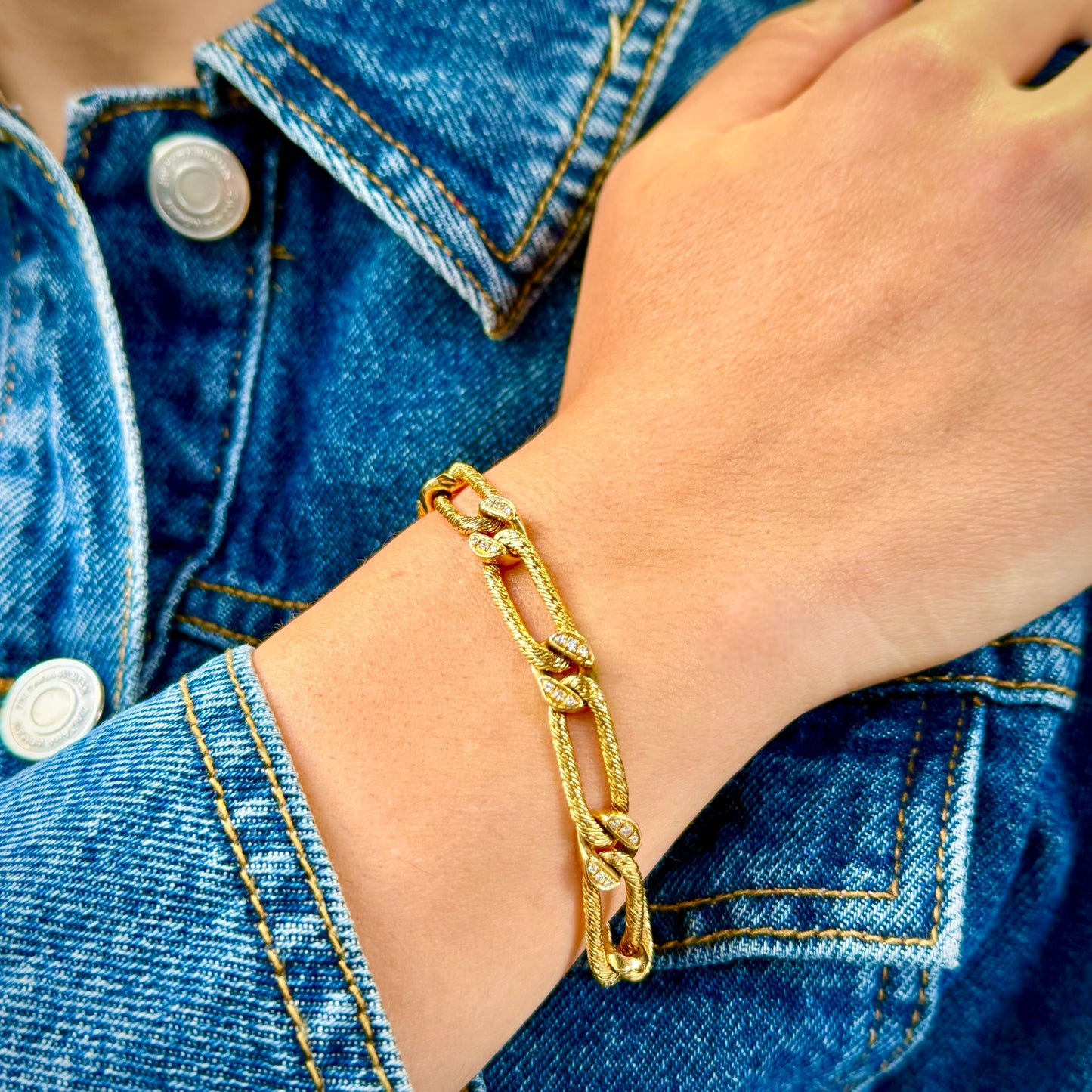 Georges LENFANT. Bracelet en or jaune pavé de diamants.