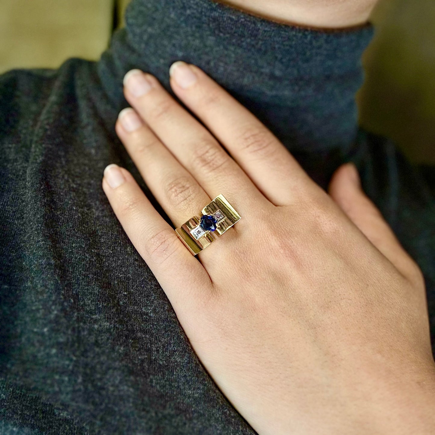 Bague tank en or 18K ornée d'un saphir et de diamants.