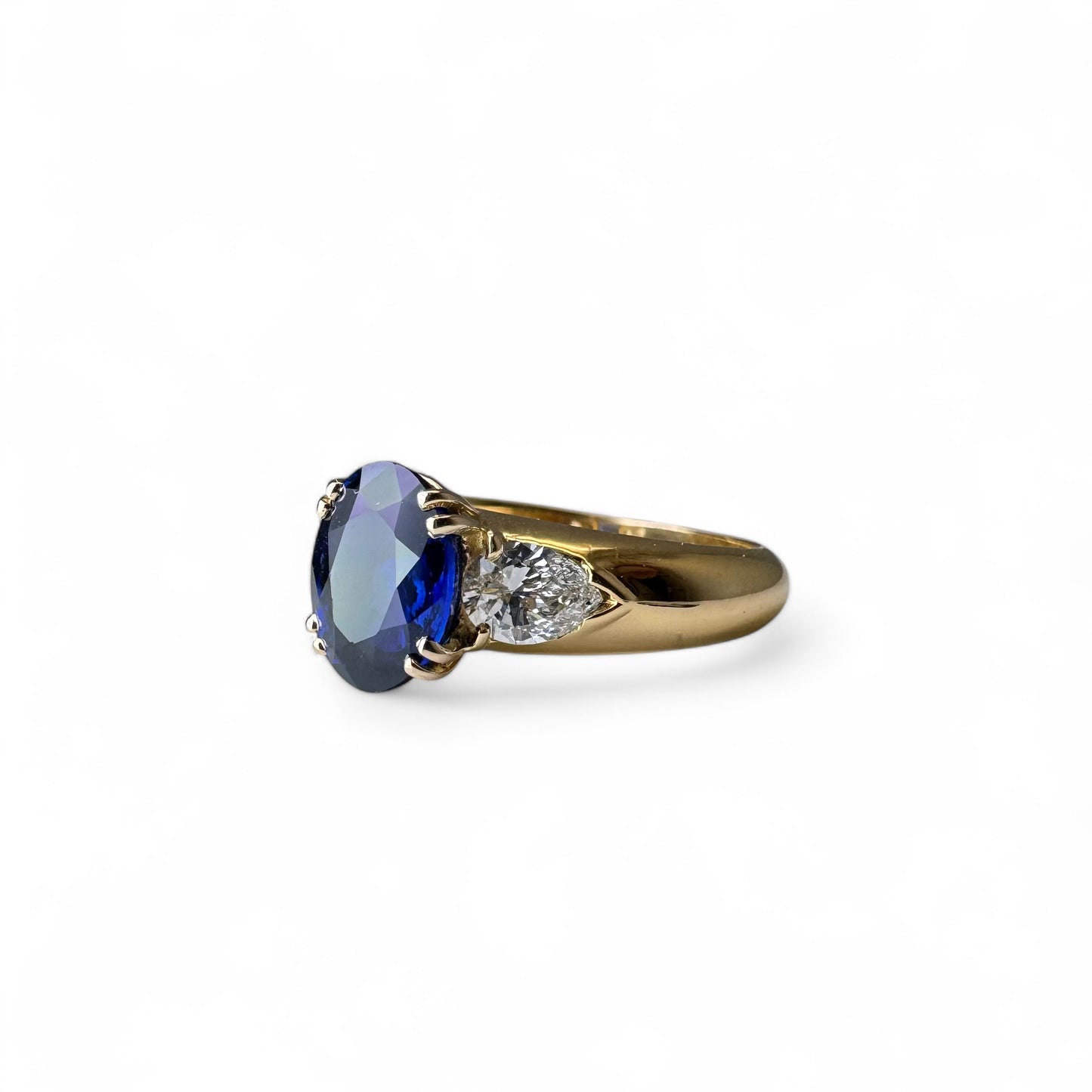 Bague en or jaune, saphir, diamants.