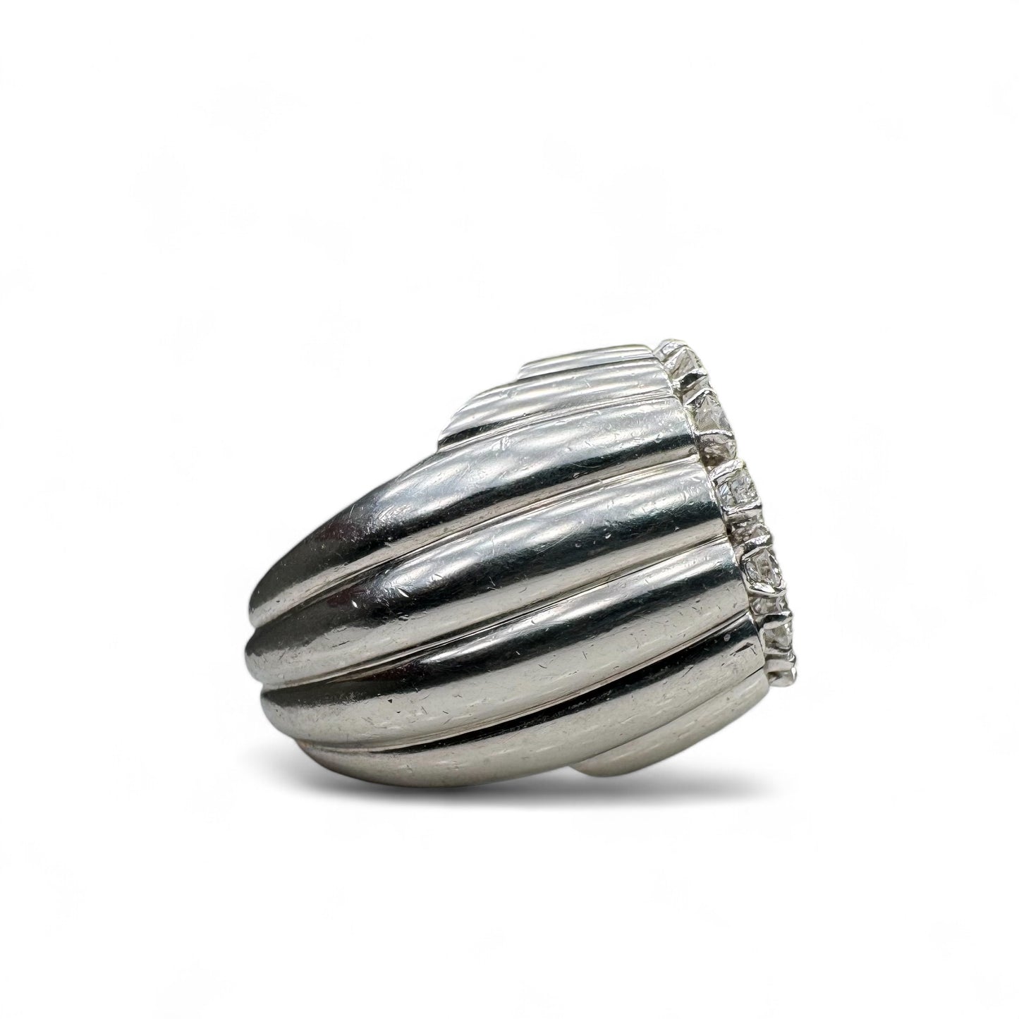 Bague Tartelette en platine pavée de diamants.