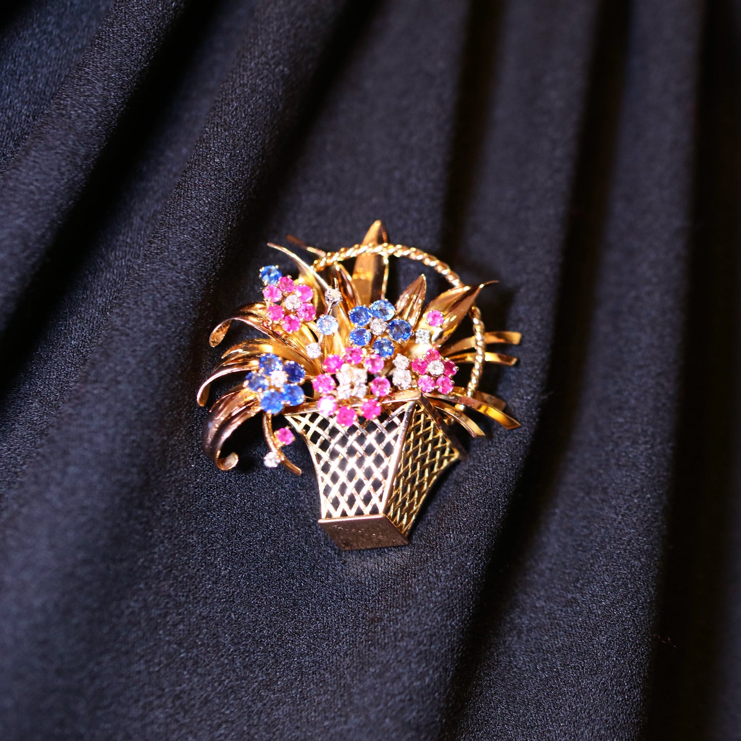 MAUBOUSSIN Broche clips jardinière en or, diamants, saphir et rubis.