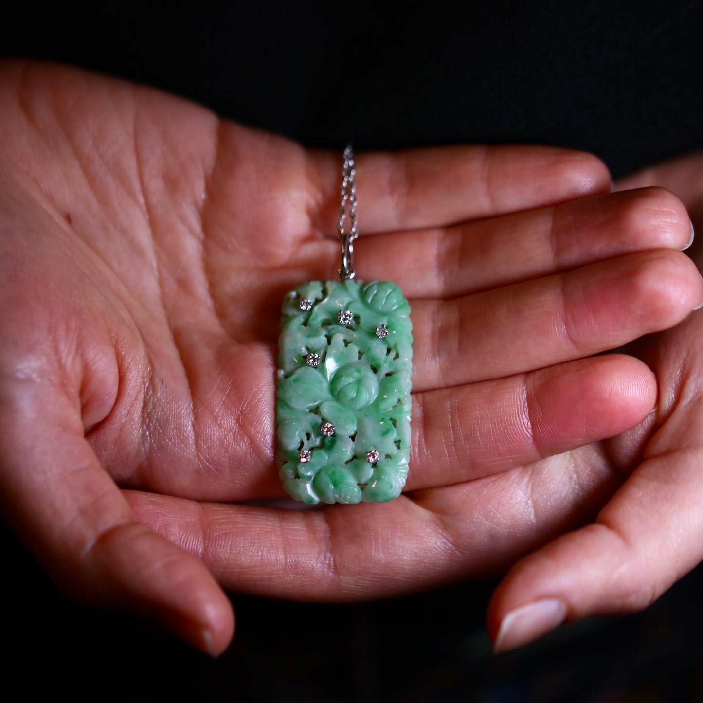 Pendentif Art Déco en or, jade sculpté et diamants.