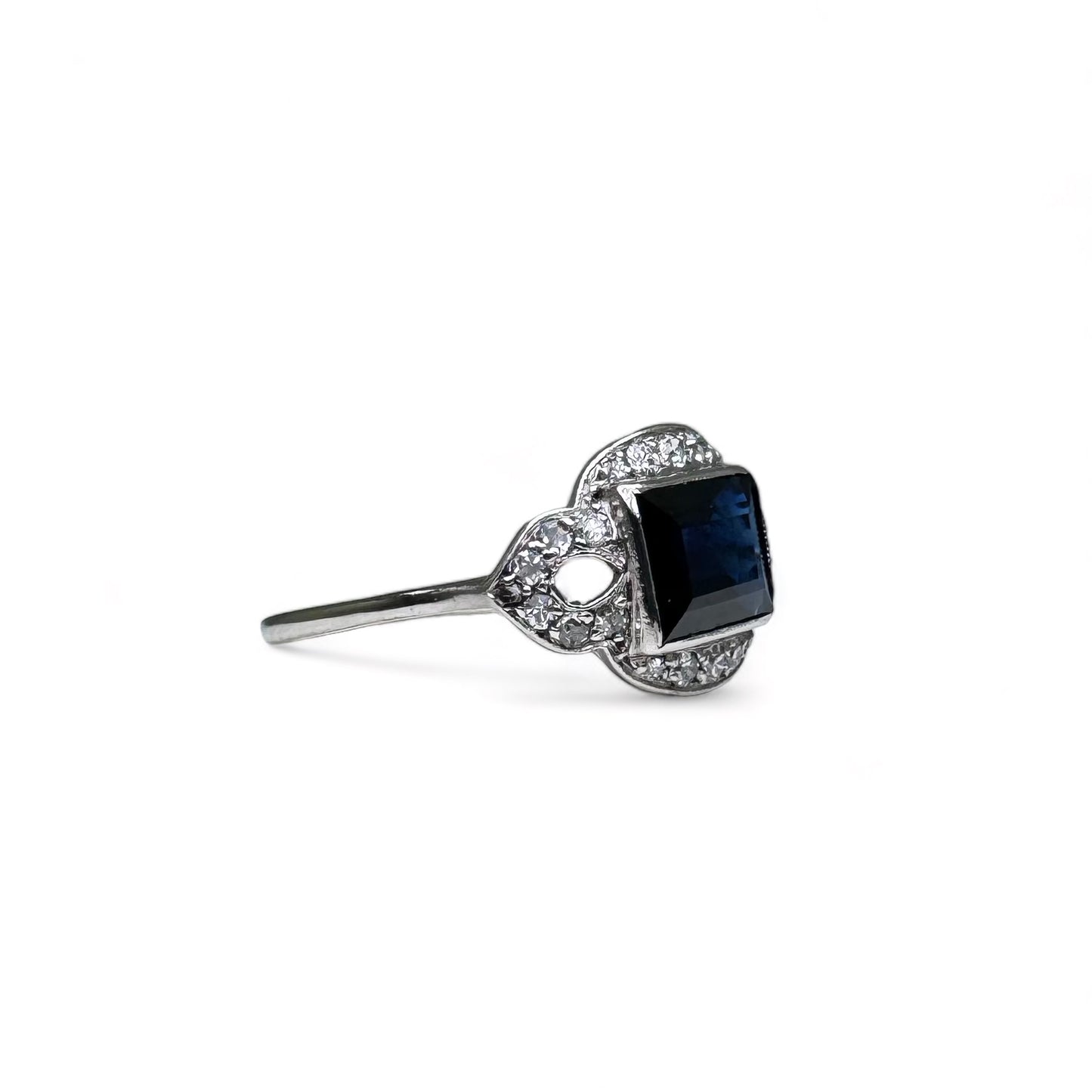 Bague Art-Deco en platine centrée d’un saphir dans un entourage de diamants.