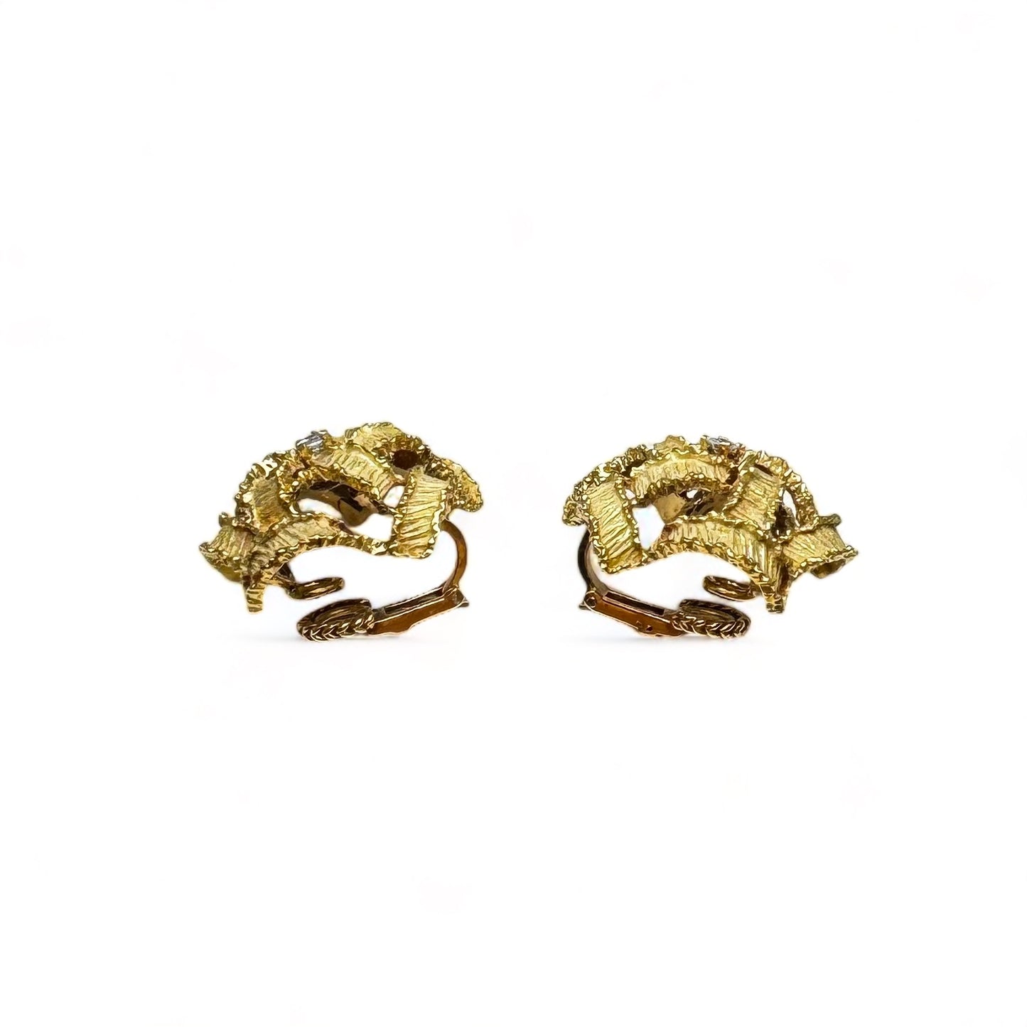 Boucles d’oreille vintage en or jaune texturé sertie de diamants.
