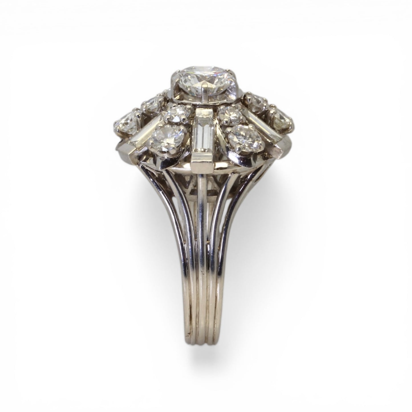 Bague jupe en platine et diamants.