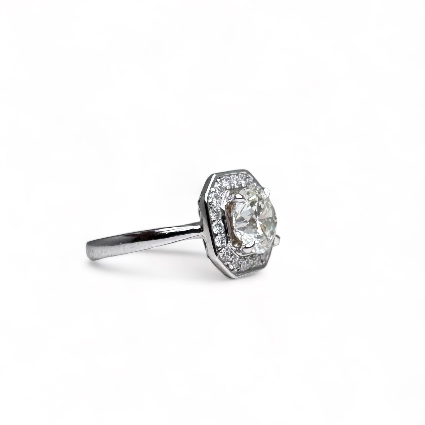 Bague solitaire en or blanc centré d’un diamant de 1,71 carat.