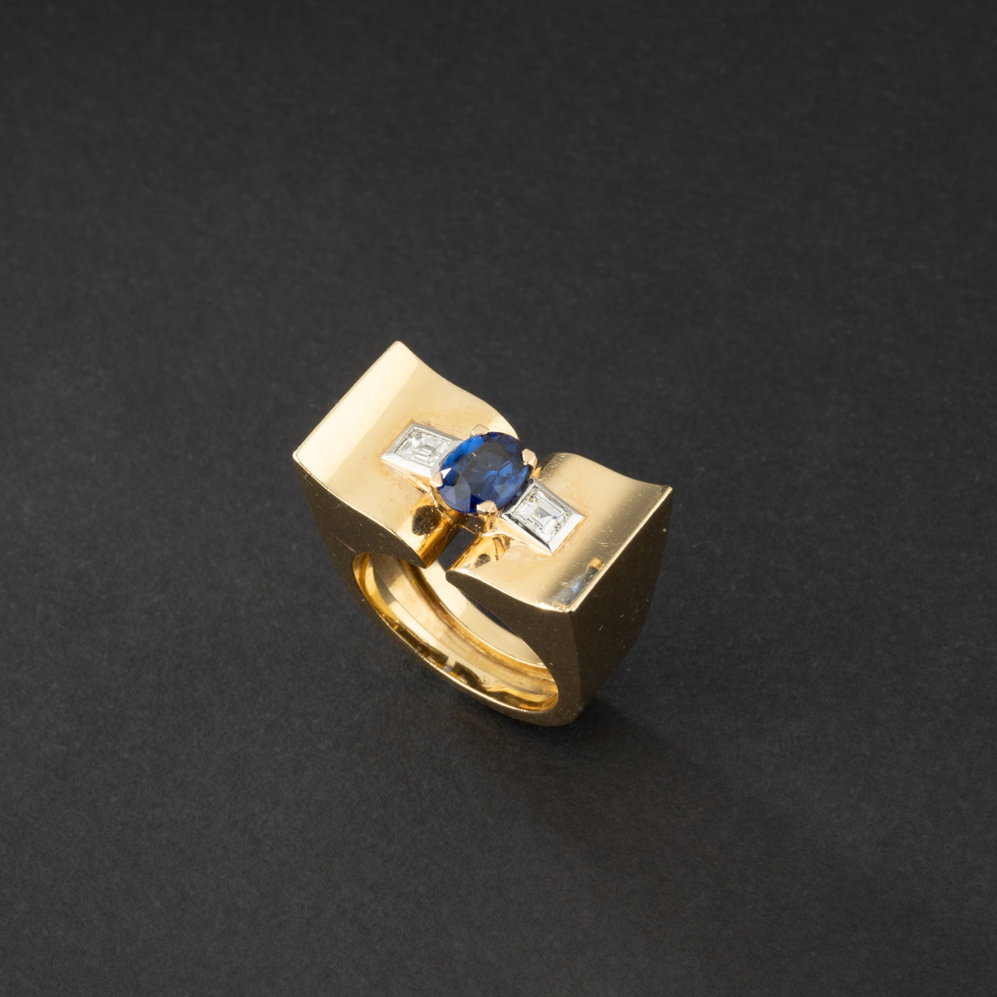 Bague tank en or 18K ornée d'un saphir et de diamants.