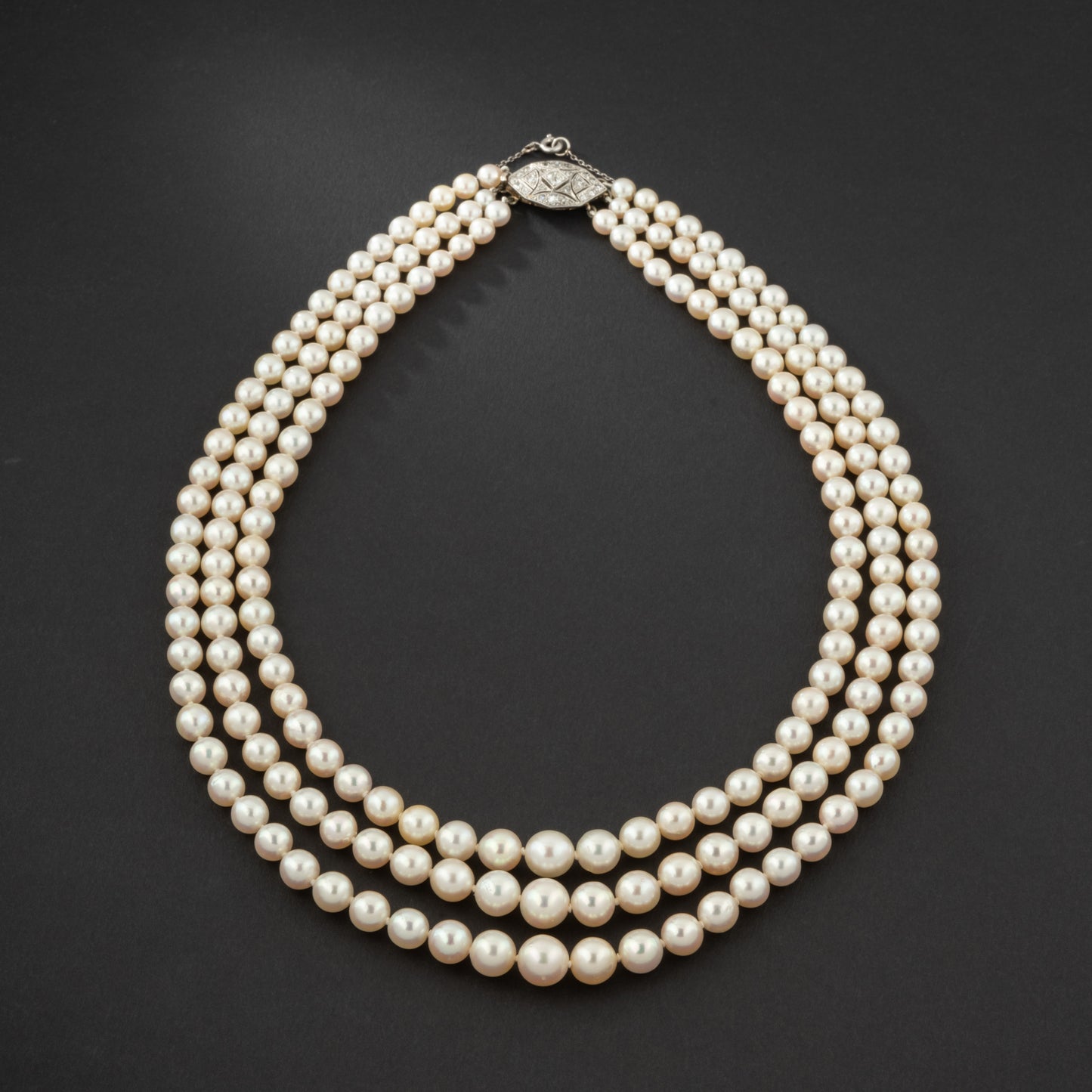 Collier de perles Akoya trois rangs avec fermoir en or blanc sertie de diamants.