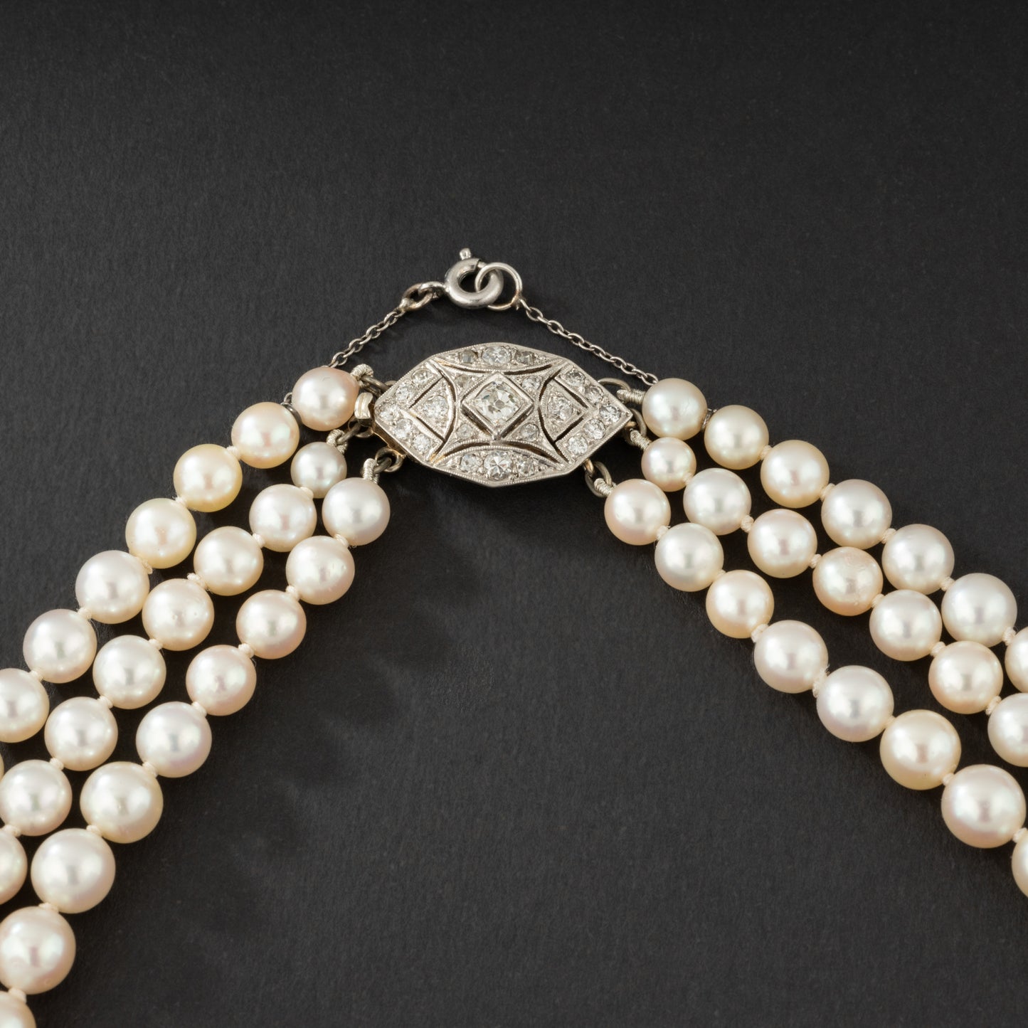 Collier de perles Akoya trois rangs avec fermoir en or blanc sertie de diamants.