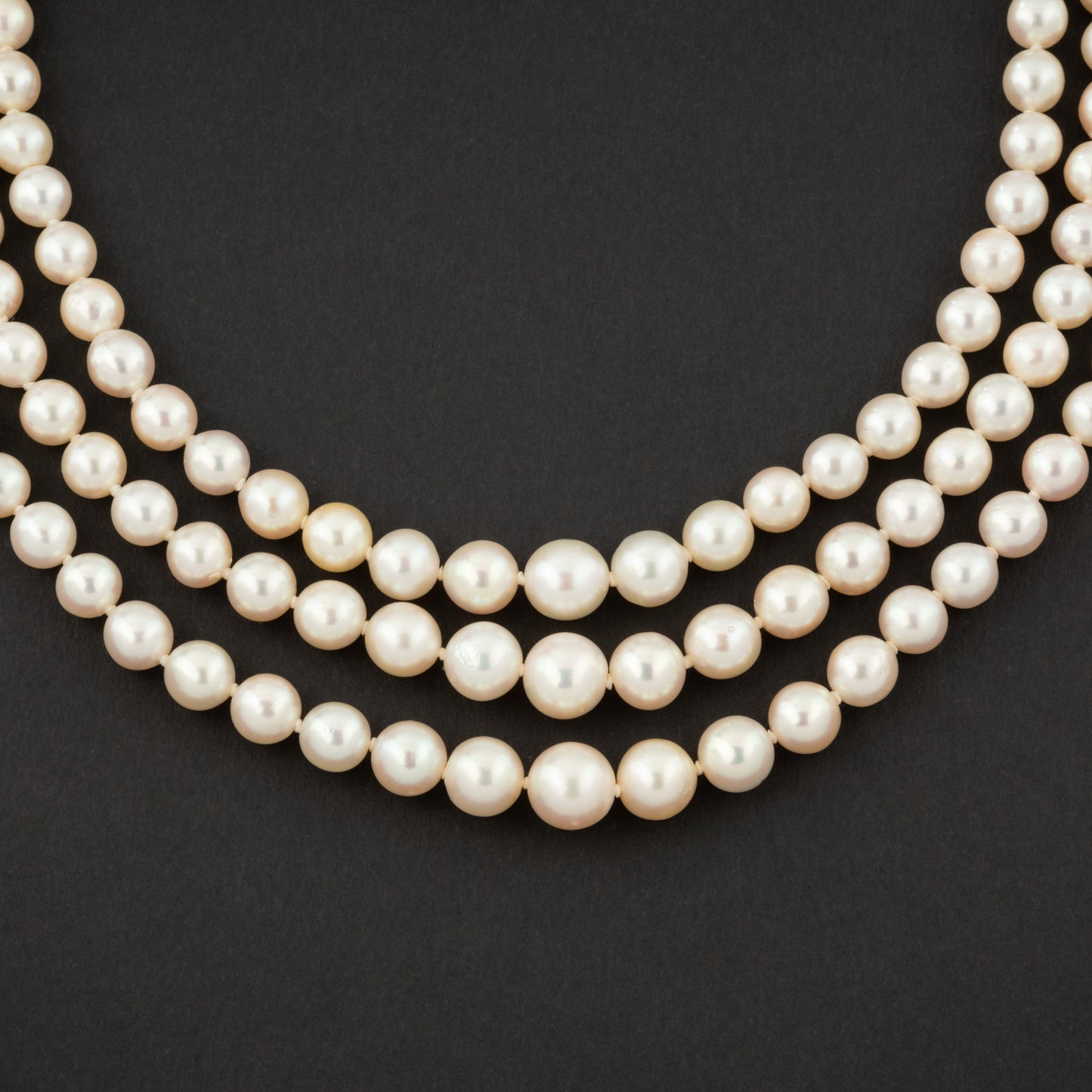 Collier de perles Akoya trois rangs avec fermoir en or blanc sertie de diamants.