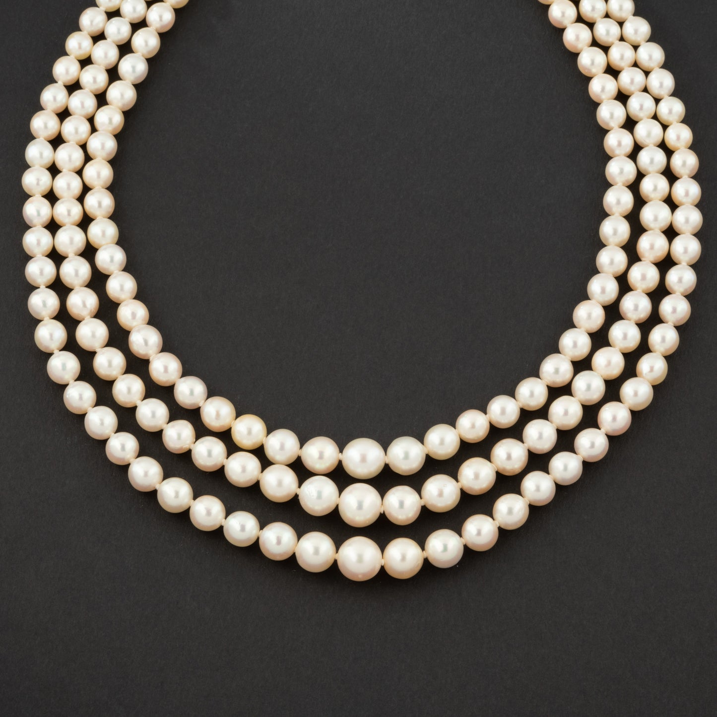 Collier de perles Akoya trois rangs avec fermoir en or blanc sertie de diamants.