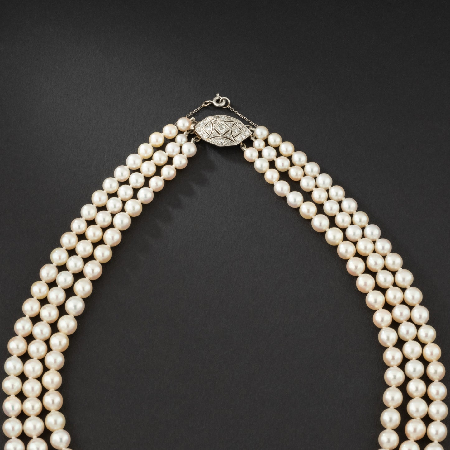 Collier de perles Akoya trois rangs avec fermoir en or blanc sertie de diamants.