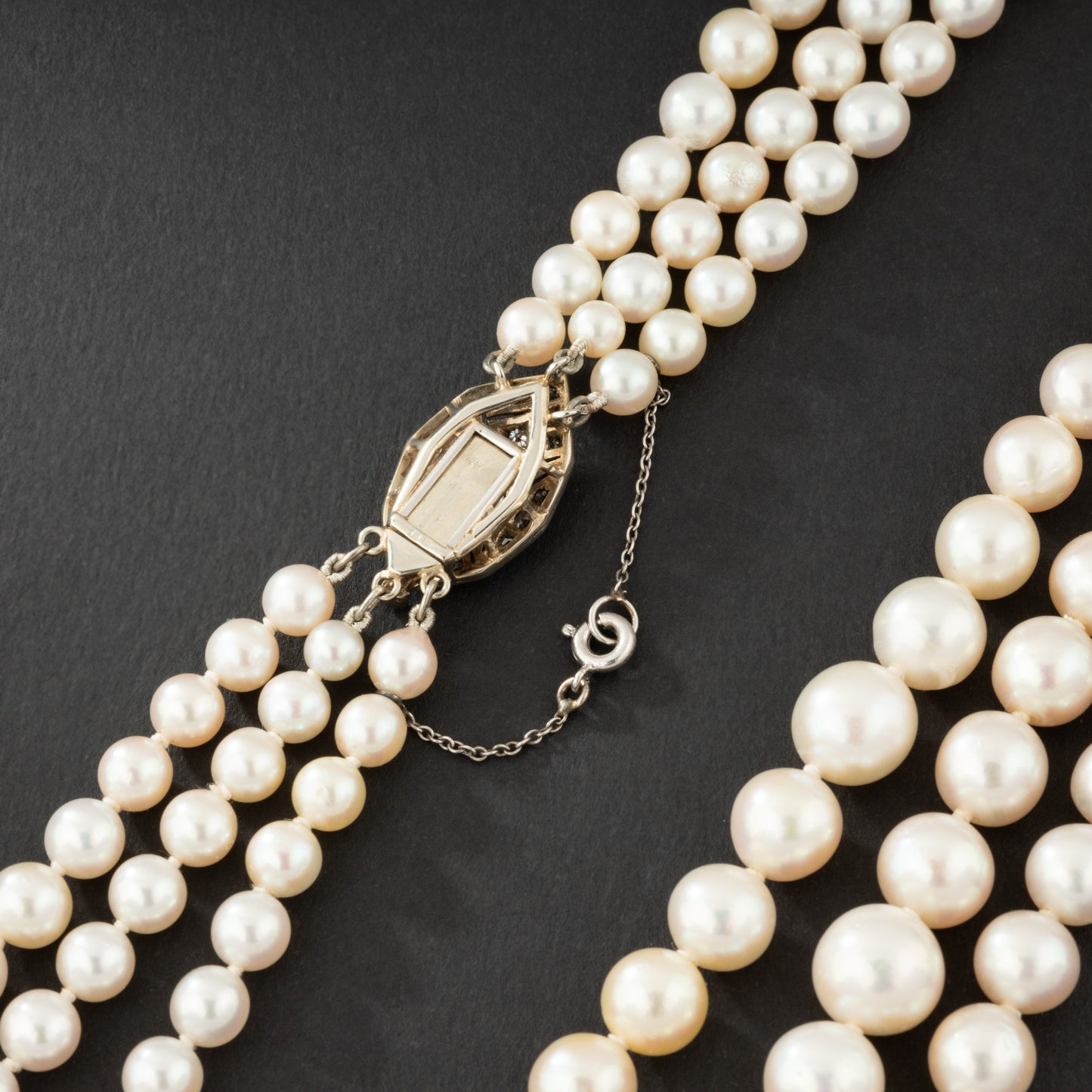 Collier de perles Akoya trois rangs avec fermoir en or blanc sertie de diamants.