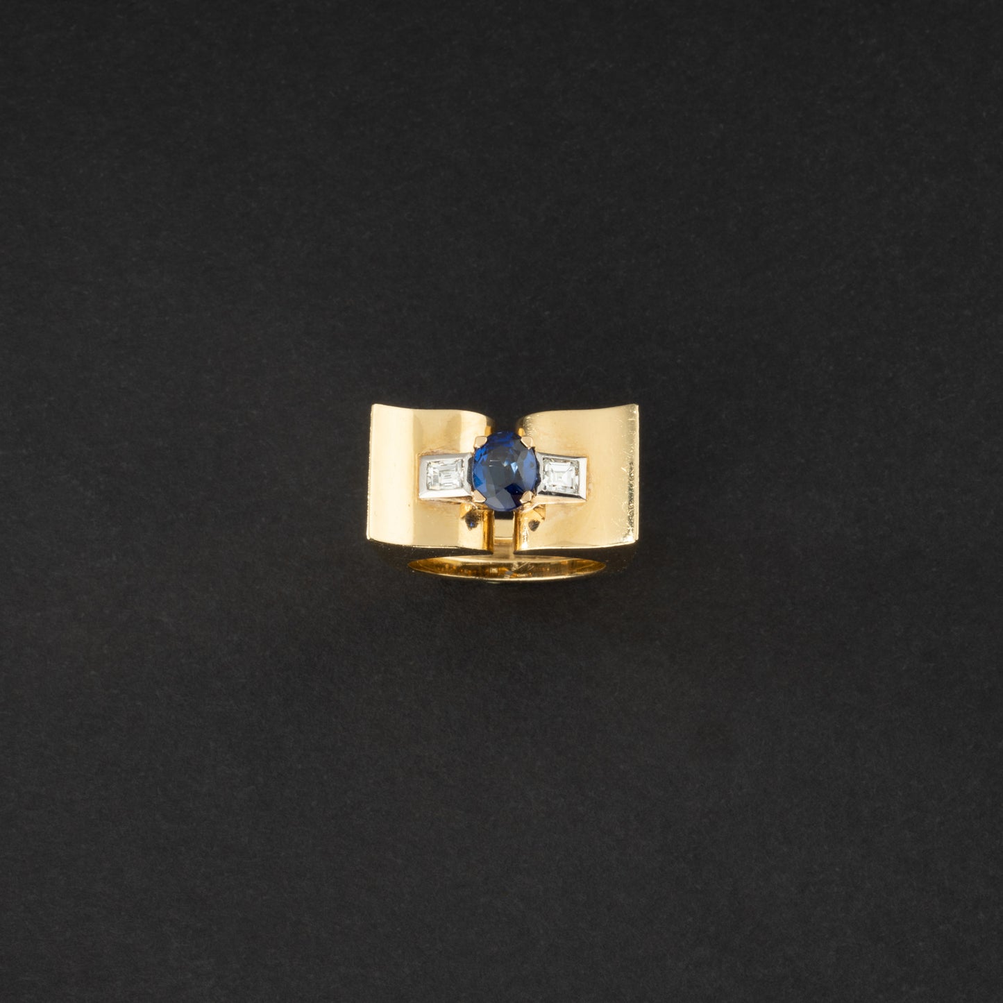Bague tank en or 18K ornée d'un saphir et de diamants.