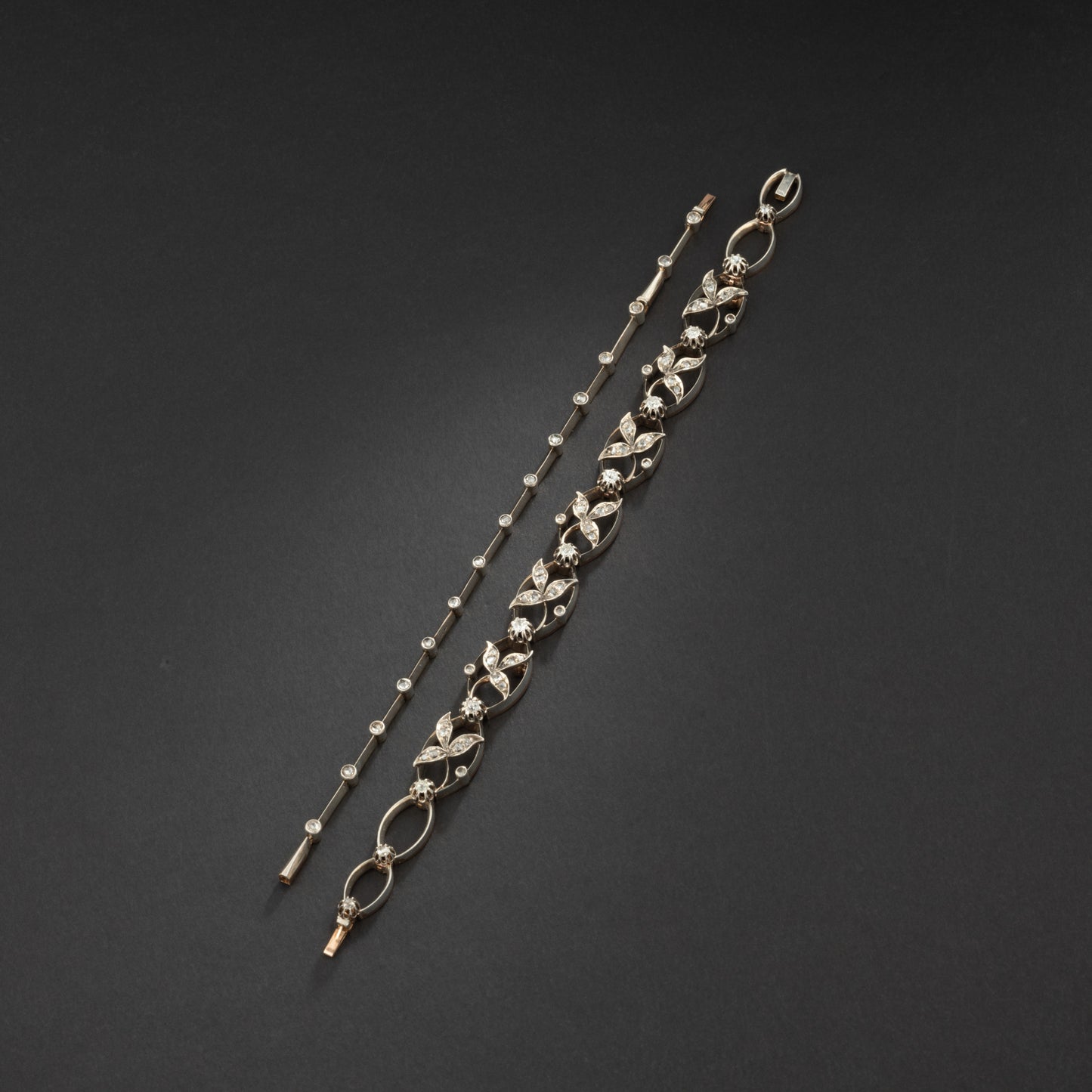 Collier transformable en deux bracelets en or et argent rehaussé de diamants.