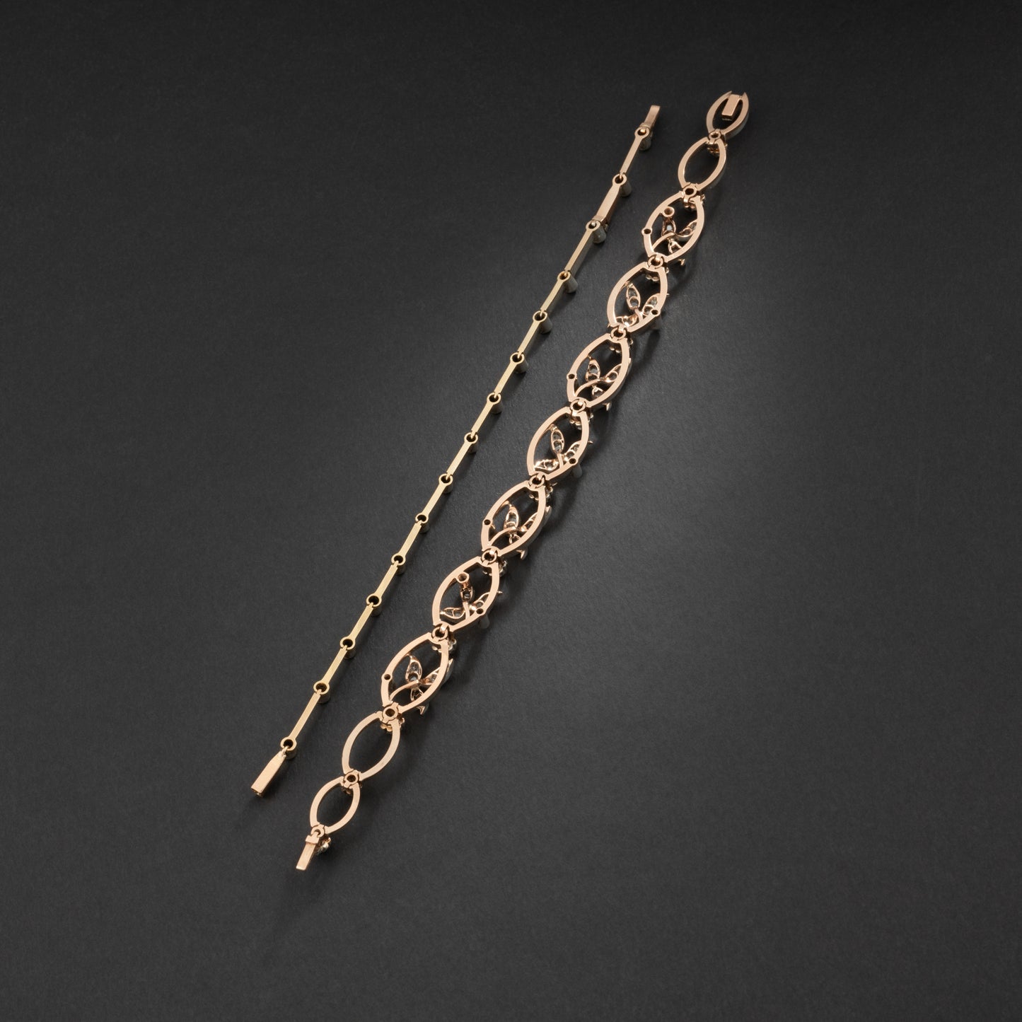 Collier transformable en deux bracelets en or et argent rehaussé de diamants.