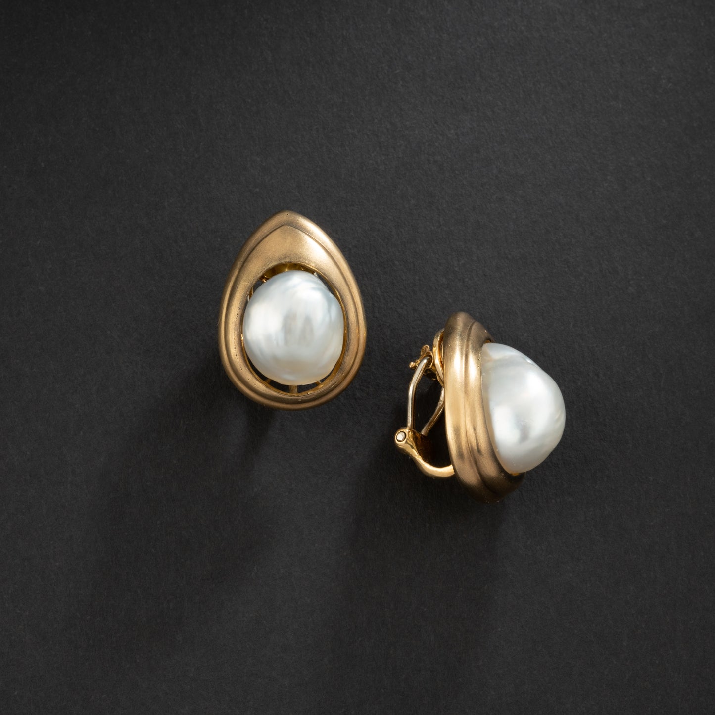 REPOSSI Boucles d'oreilles gouttes en or jaune 18K ornée de perles baroque.