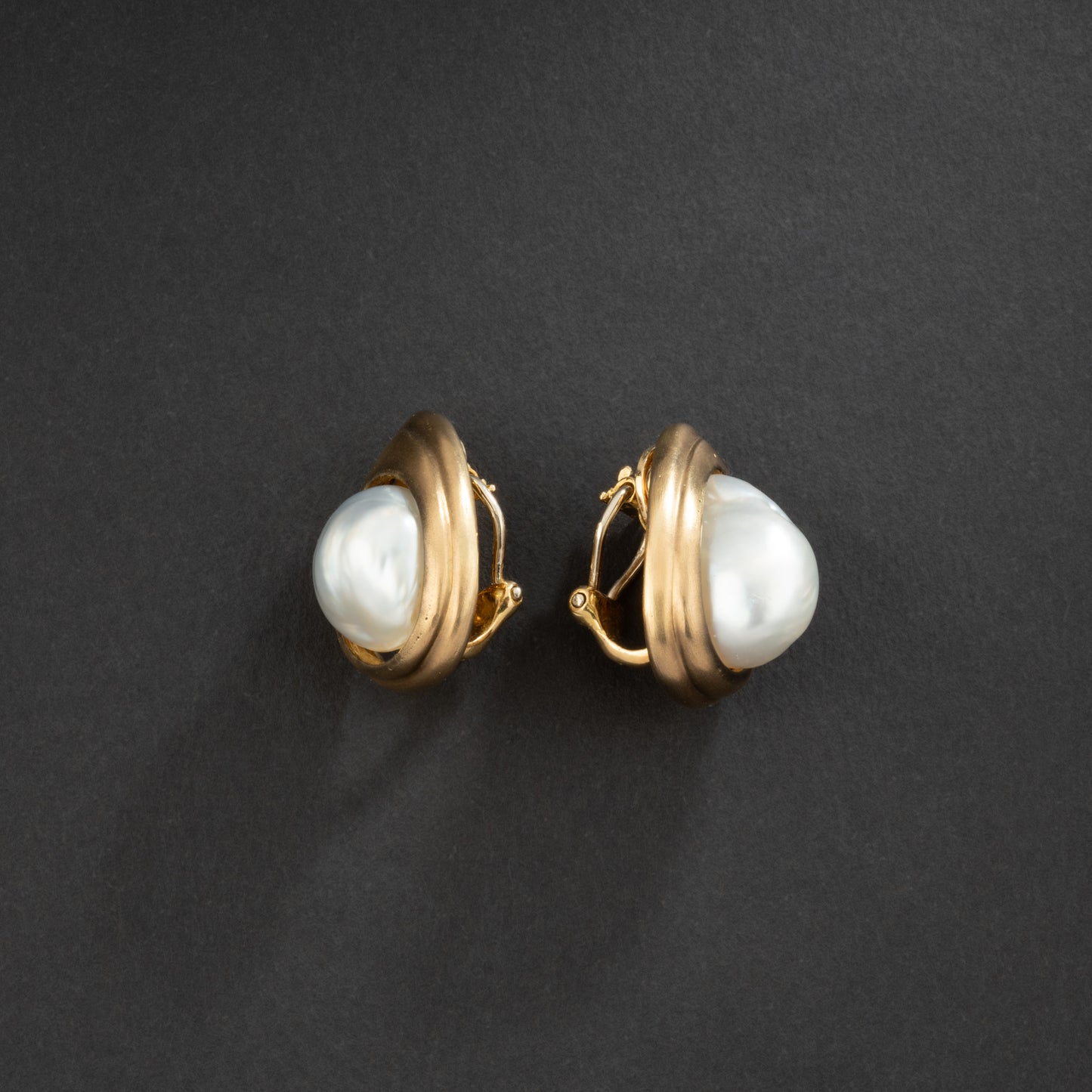 REPOSSI Boucles d'oreilles gouttes en or jaune 18K ornée de perles baroque.