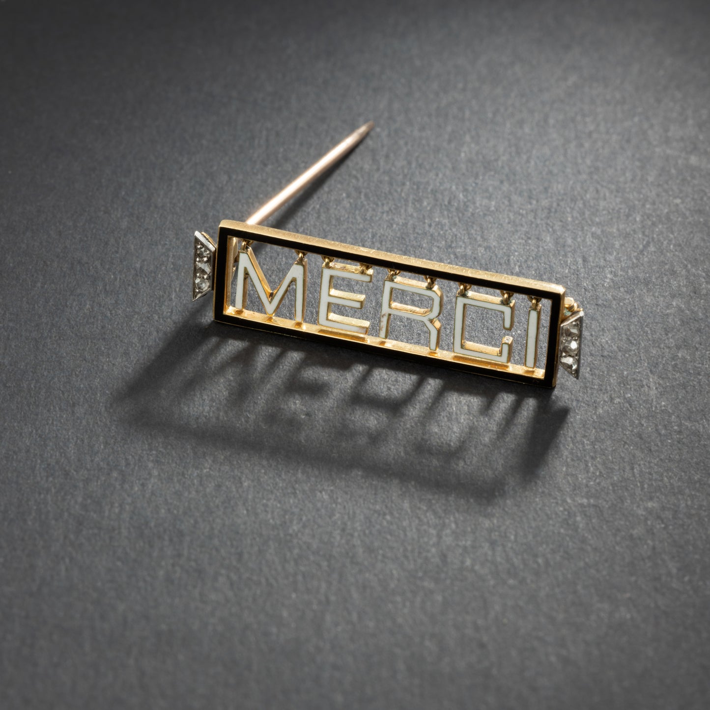 Broche 'Merci" en or jaune 18K et platine, émaillée, encadrée de diamants.