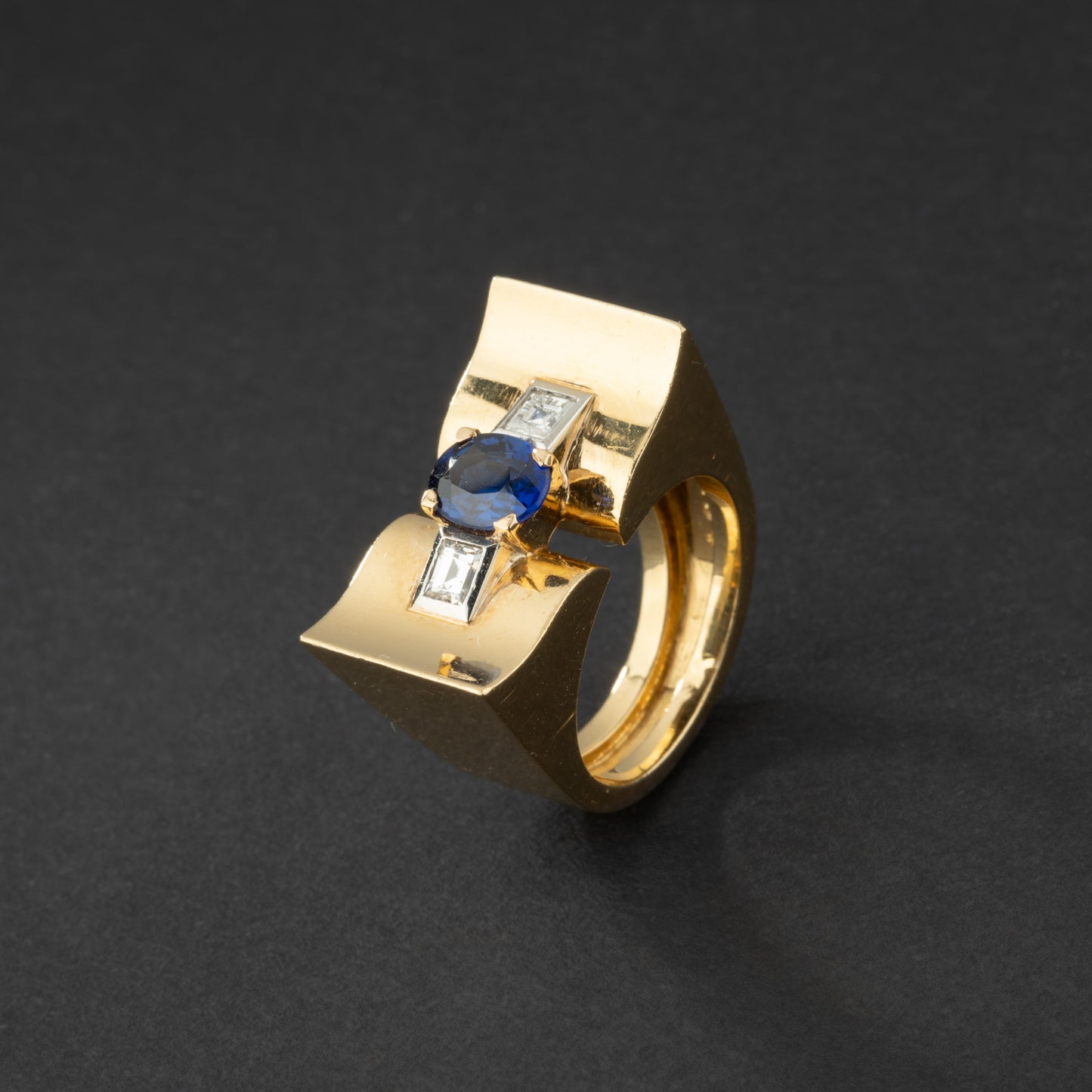 Bague tank en or 18K ornée d'un saphir et de diamants.