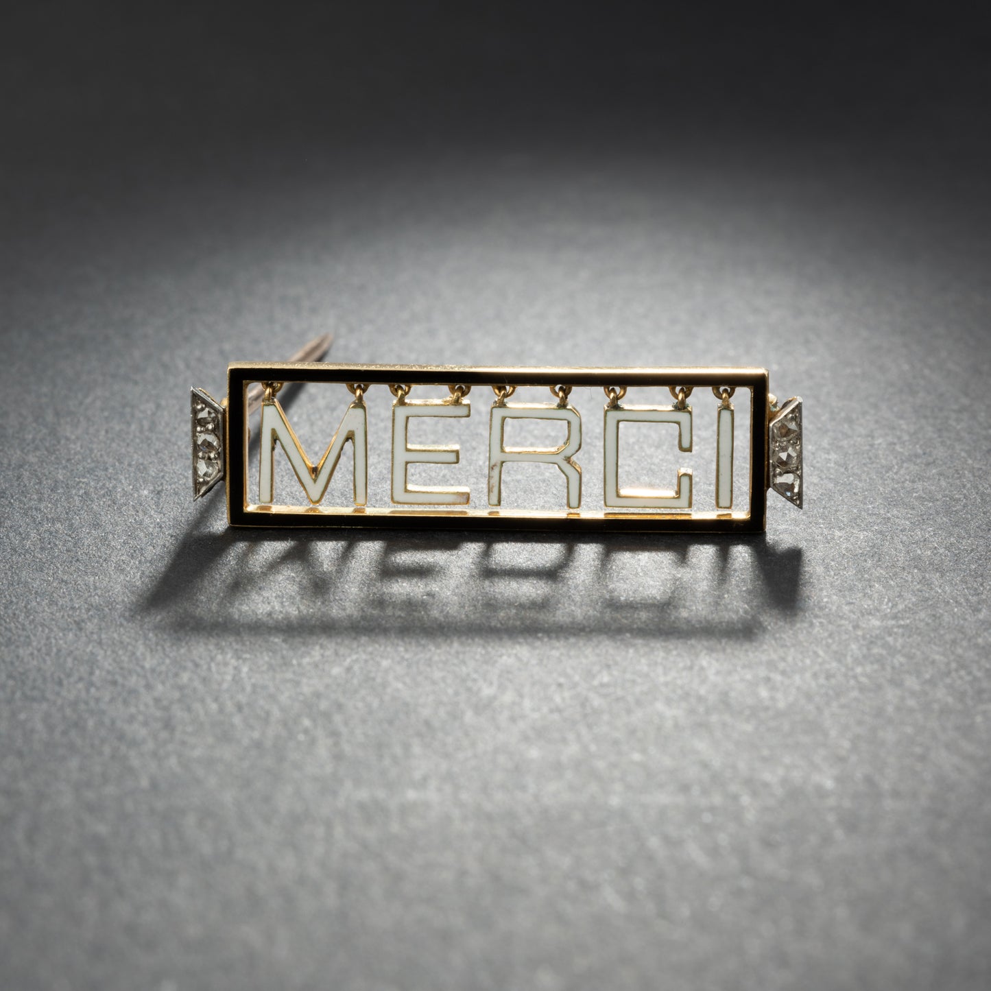 Broche 'Merci" en or jaune 18K et platine, émaillée, encadrée de diamants.