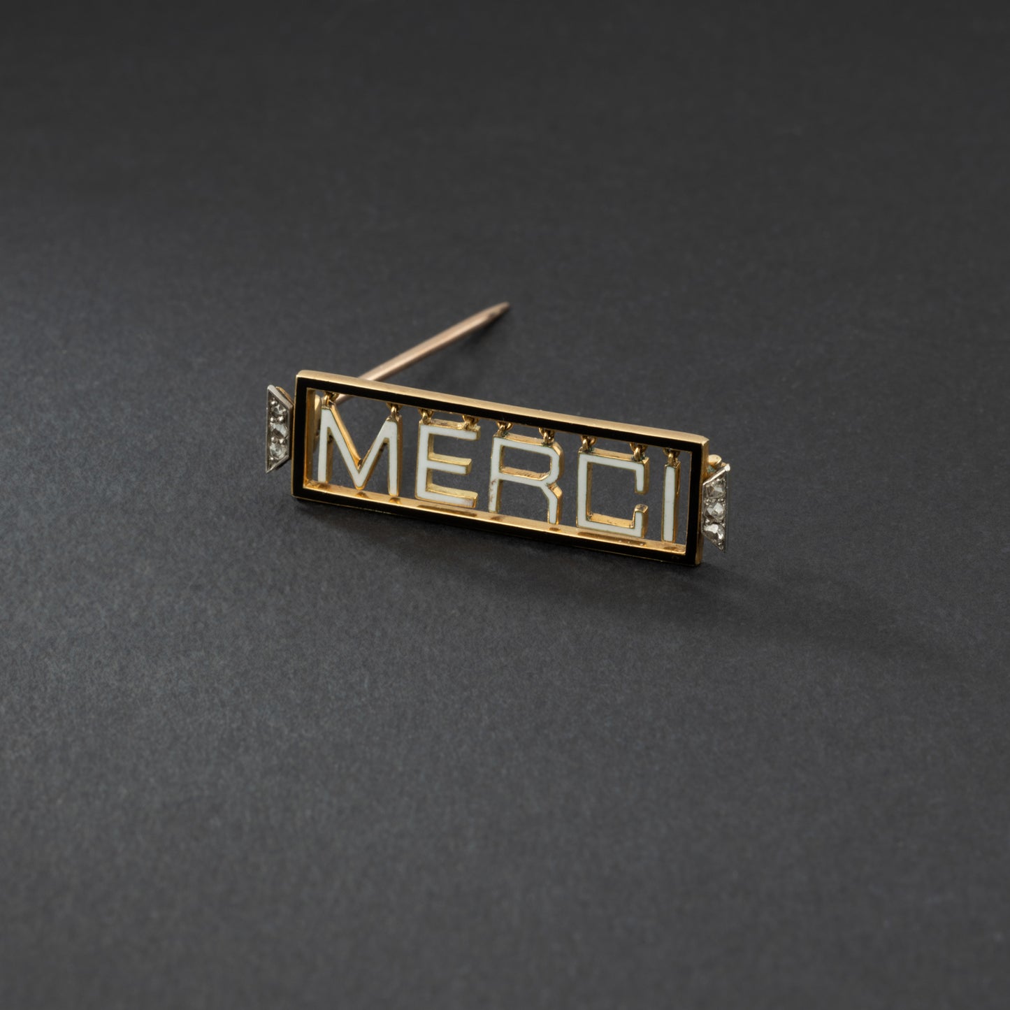 Broche 'Merci" en or jaune 18K et platine, émaillée, encadrée de diamants.