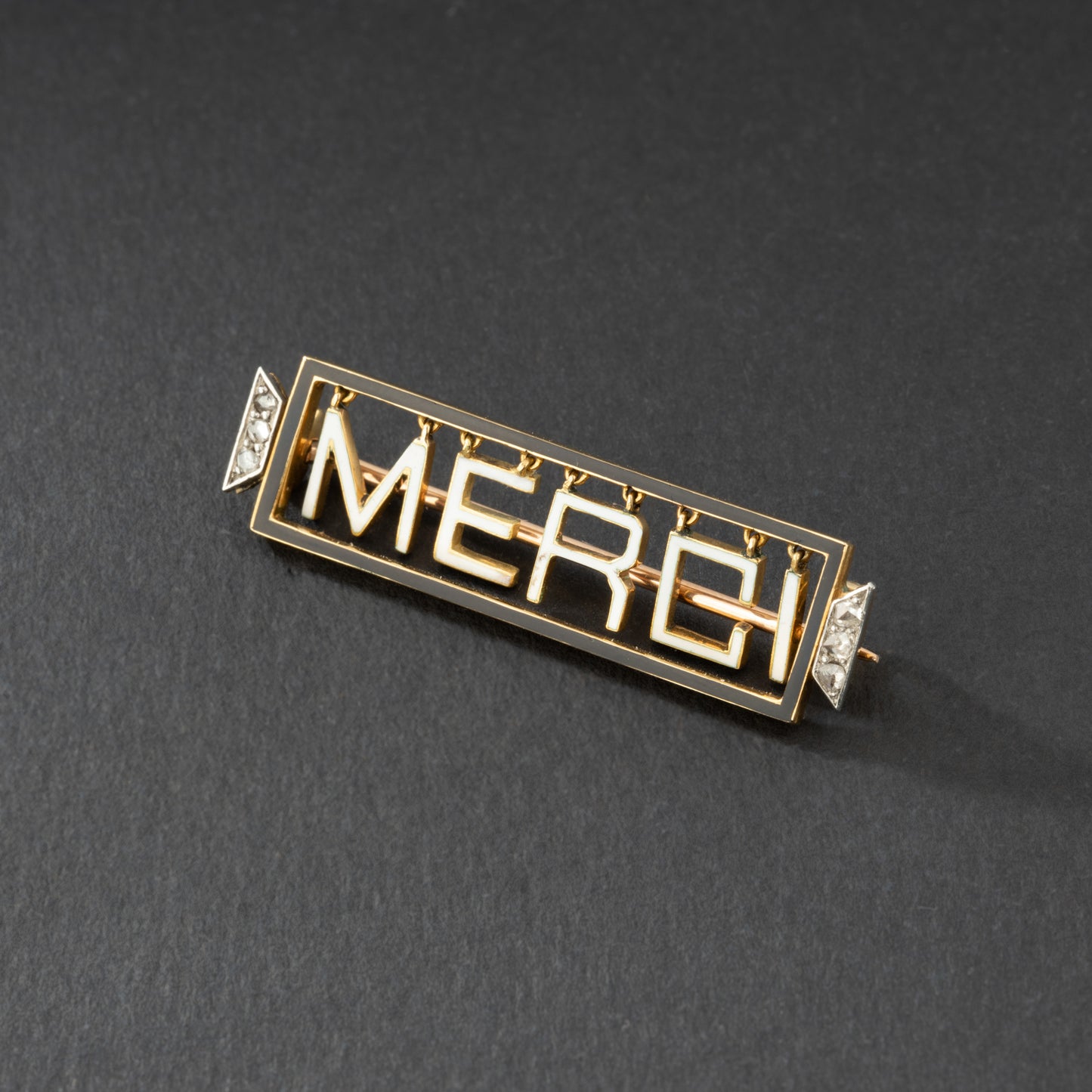 Broche 'Merci" en or jaune 18K et platine, émaillée, encadrée de diamants.