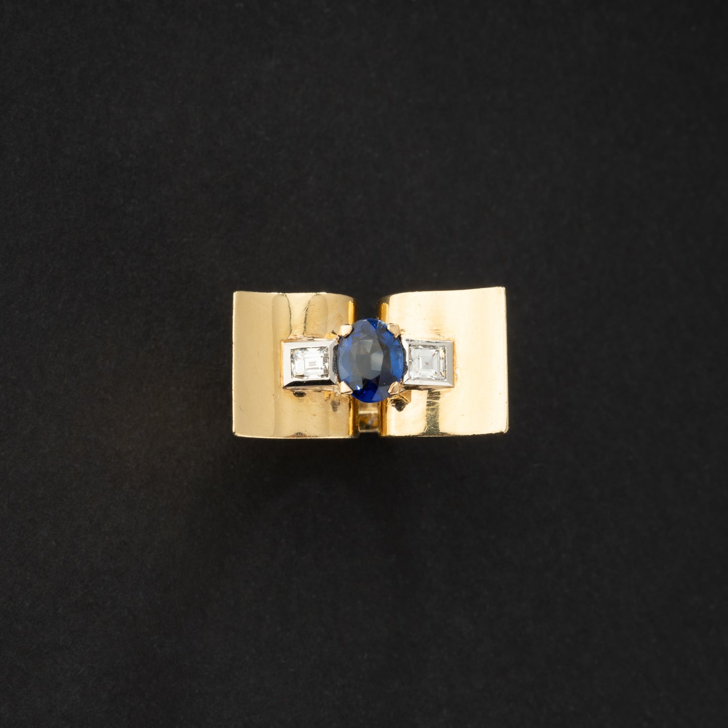 Bague tank en or 18K ornée d'un saphir et de diamants.