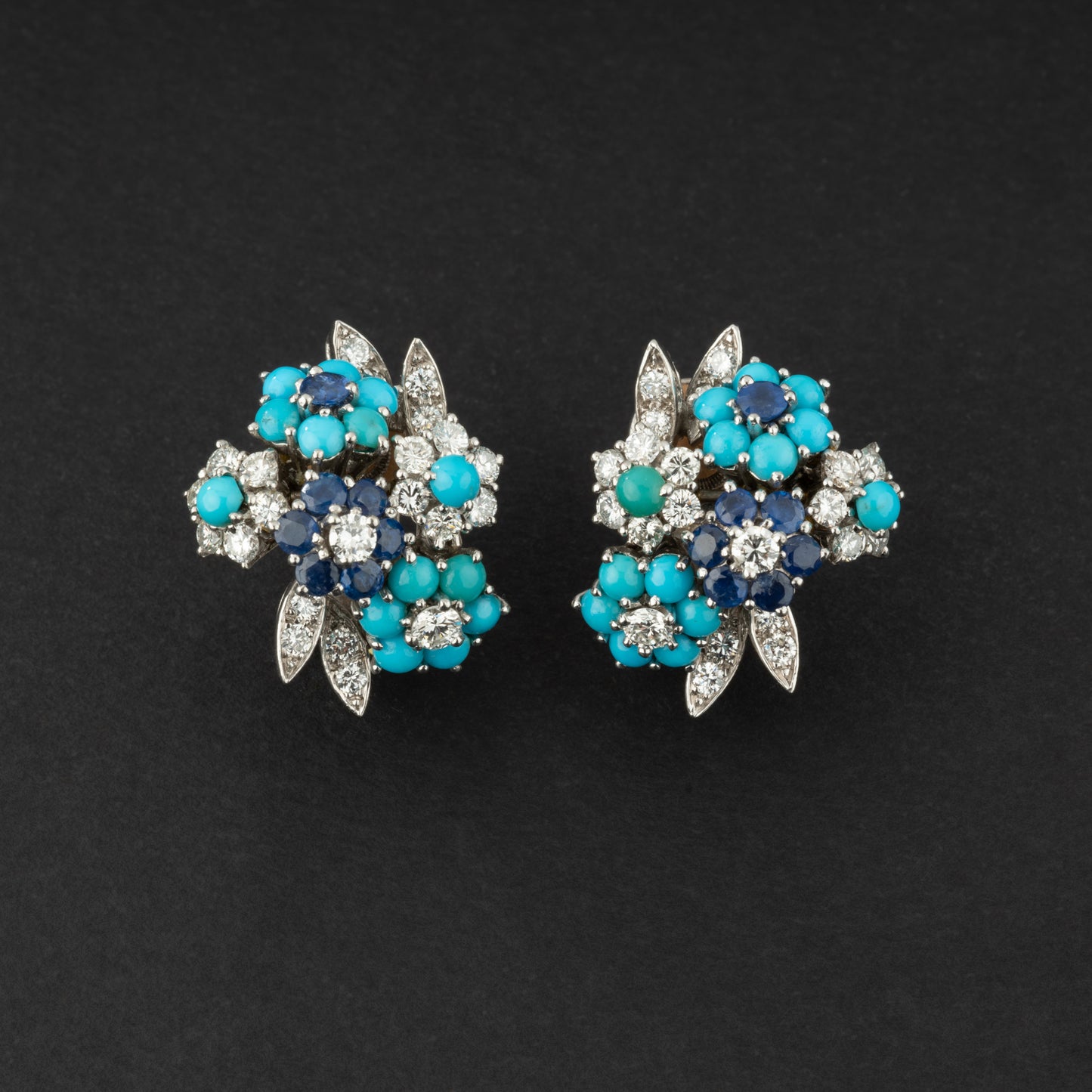 Paire de boucles d'oreilles en or et platine sertie de diamants, turquoises et diamants. Alfred HANNE