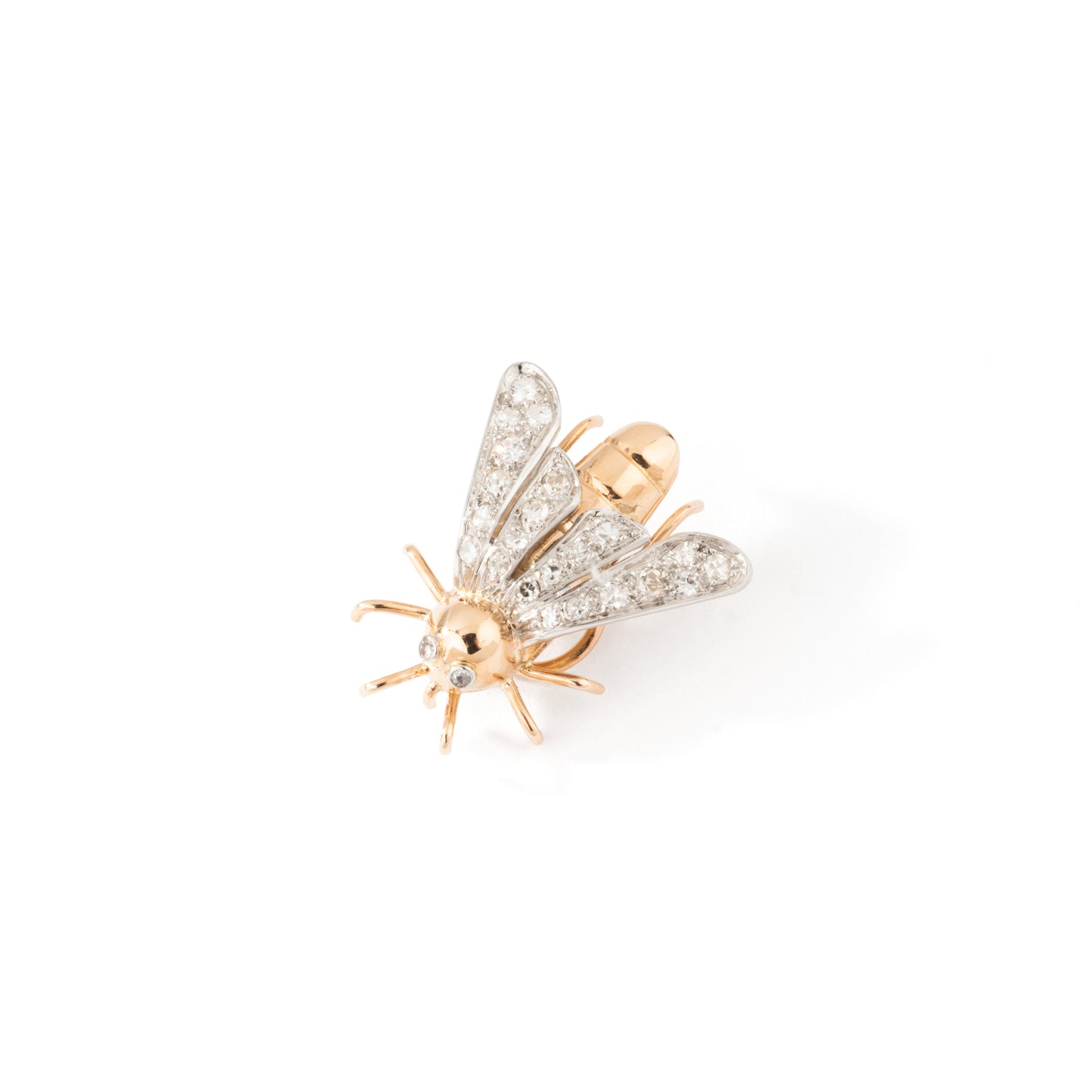 Pin's mouche en or et platine souligné de diamants. Vers 1950.
