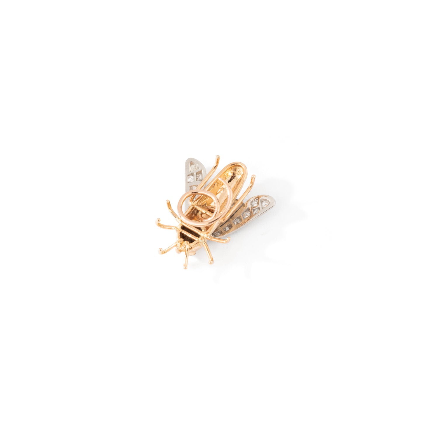 Pin's mouche en or et platine souligné de diamants. Vers 1950.