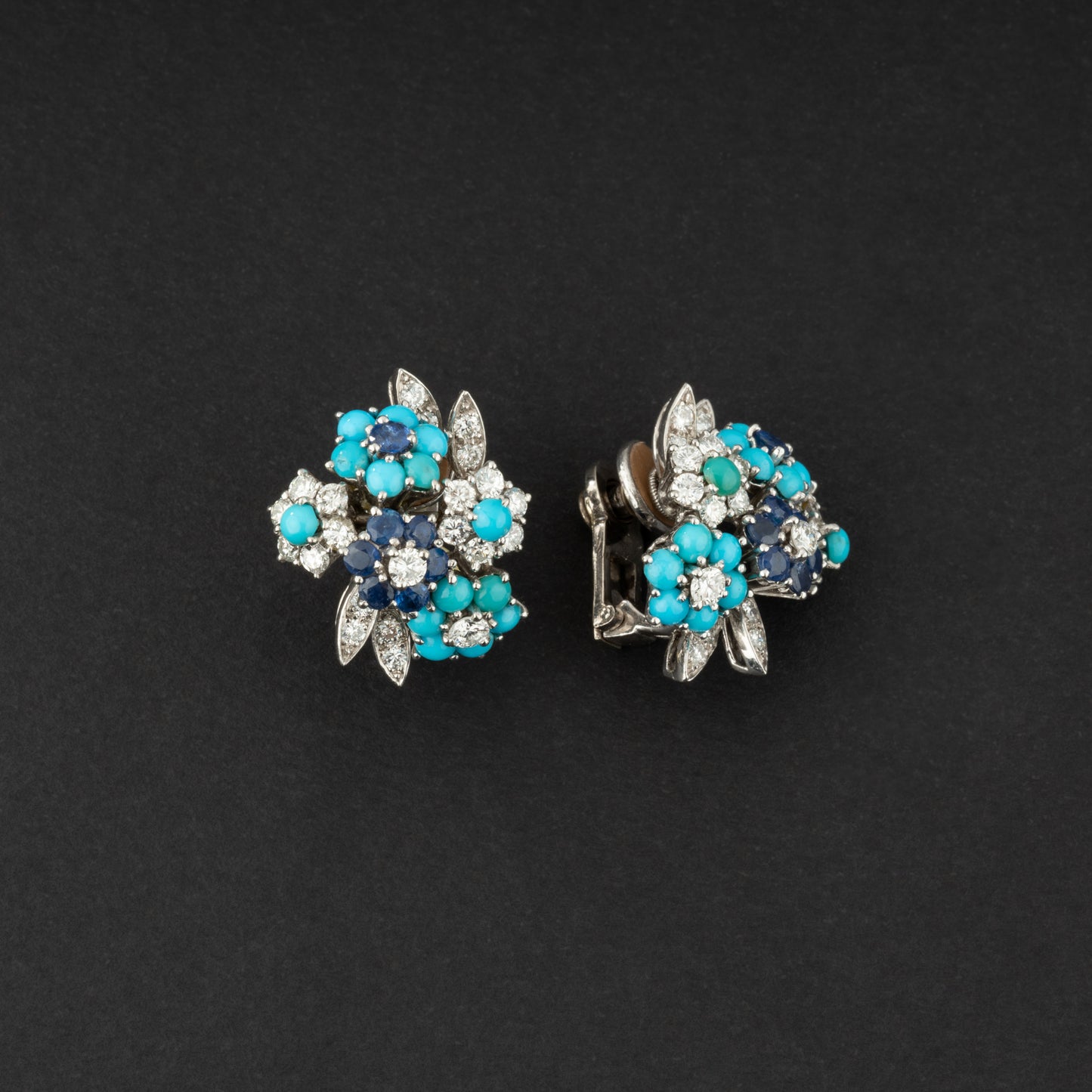 Paire de boucles d'oreilles en or et platine sertie de diamants, turquoises et diamants. Alfred HANNE