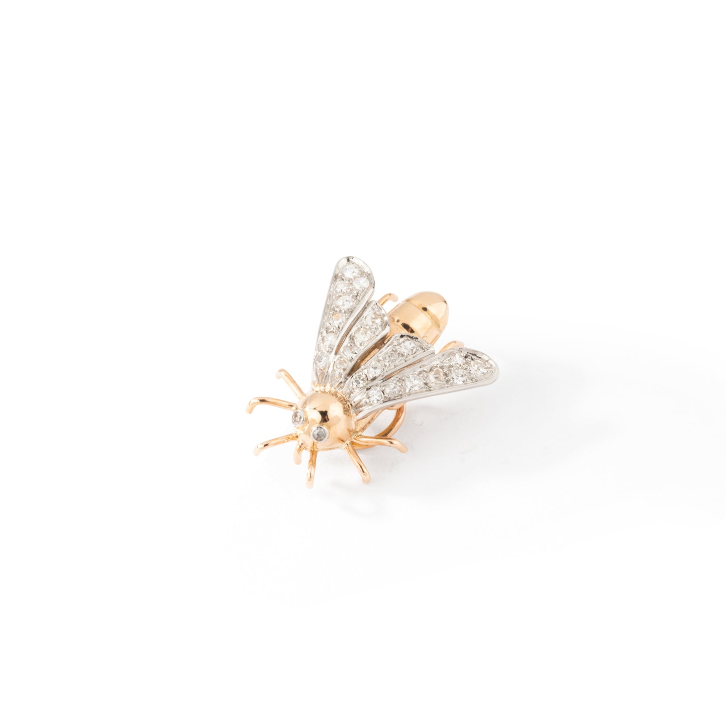 Pin's mouche en or et platine souligné de diamants. Vers 1950.