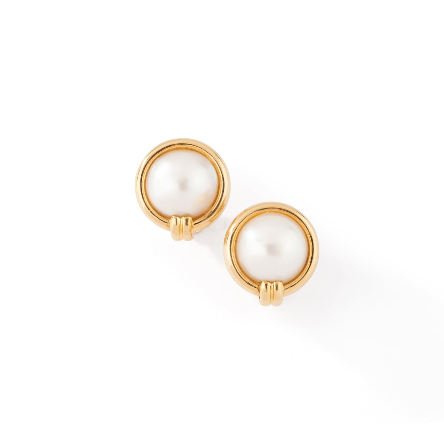 Boucles d'oreilles en or jaune et perles mabé. GAY FRERES