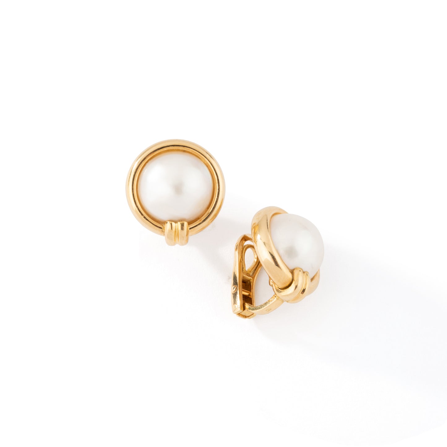 Boucles d'oreilles en or jaune et perles mabé. GAY FRERES