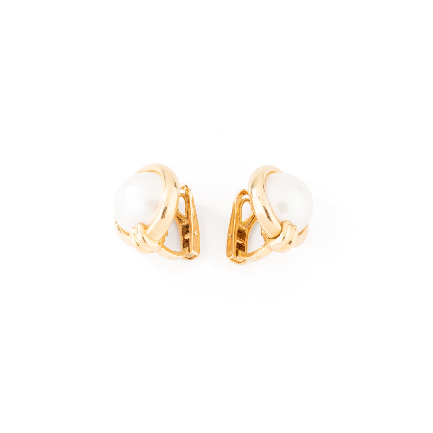 Boucles d'oreilles en or jaune et perles mabé. GAY FRERES