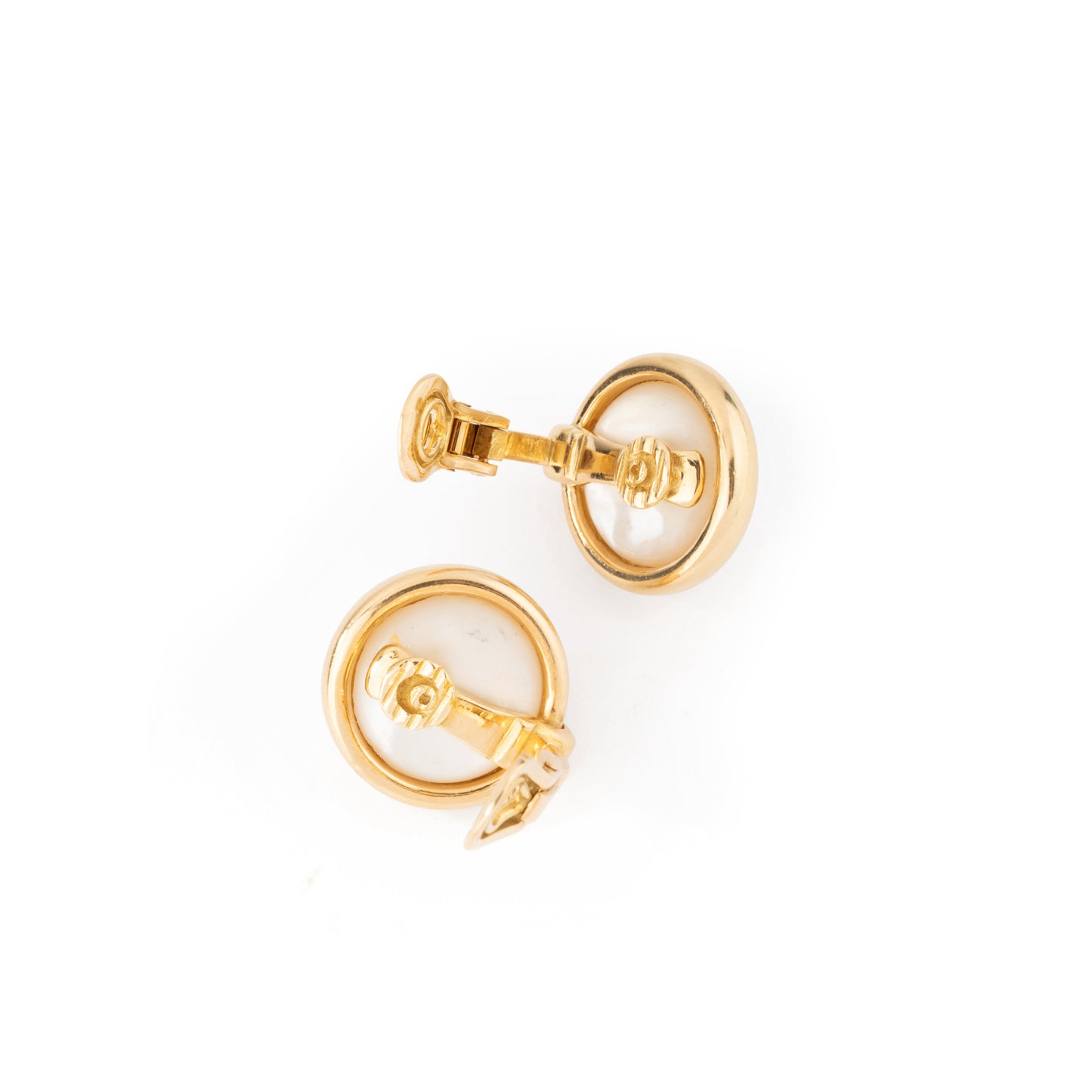 Boucles d'oreilles en or jaune et perles mabé. GAY FRERES