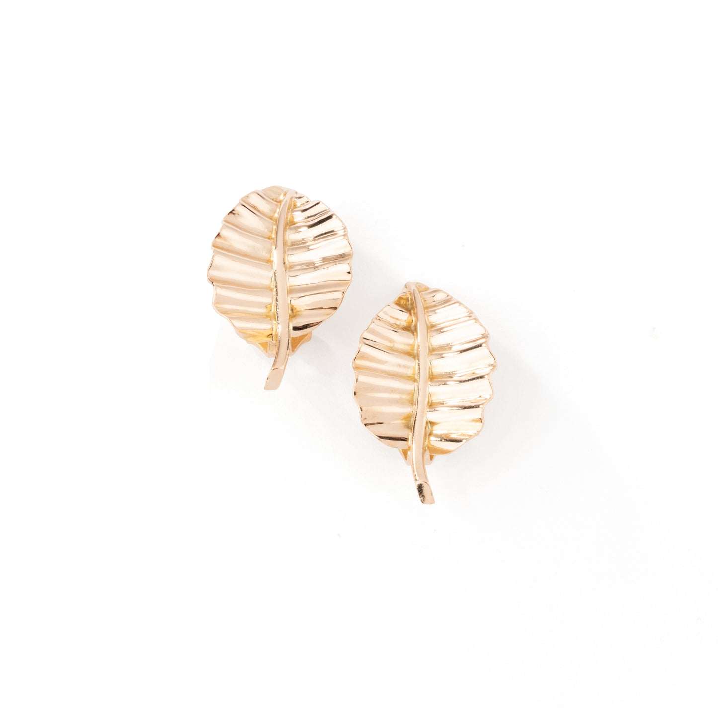 Boucles d'oreilles en or jaune en forme de feuIlle.