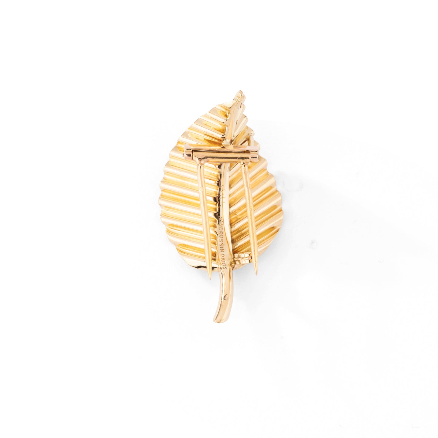 Broche feuille MAUBOUSSIN en or jaune.