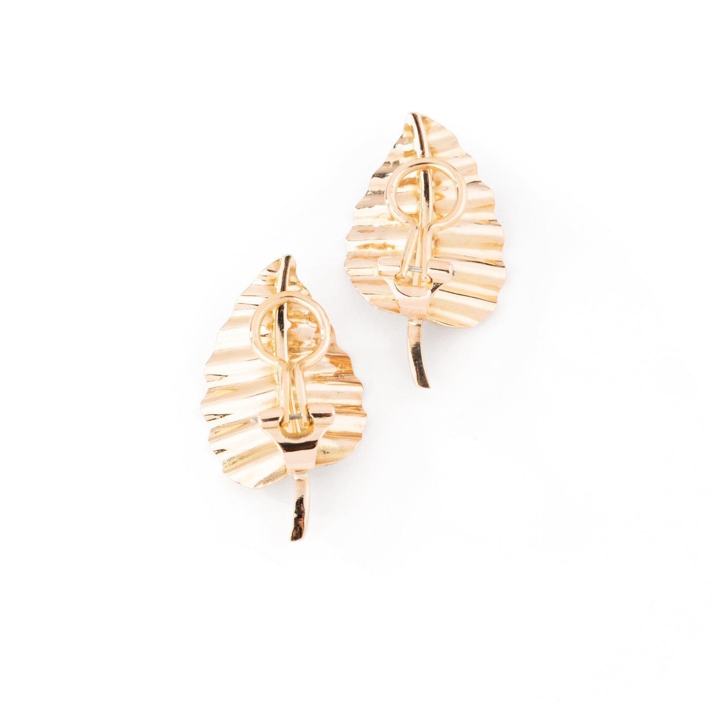 Boucles d'oreilles en or jaune en forme de feuIlle.