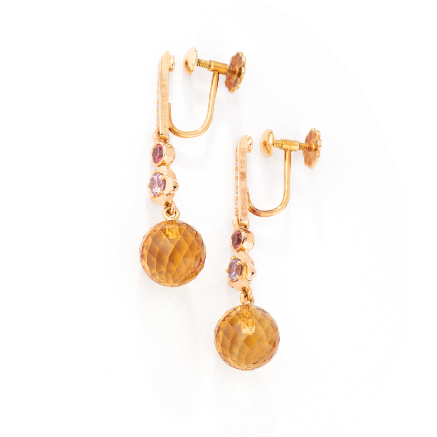 Boucles d'oreilles CHANEL Mademoiselle en or jaune.
