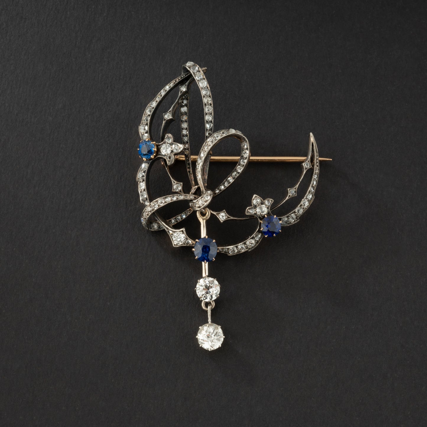 Broche ancienne en or 18K et argent ornée de diamants et saphirs. XIX° siècle.