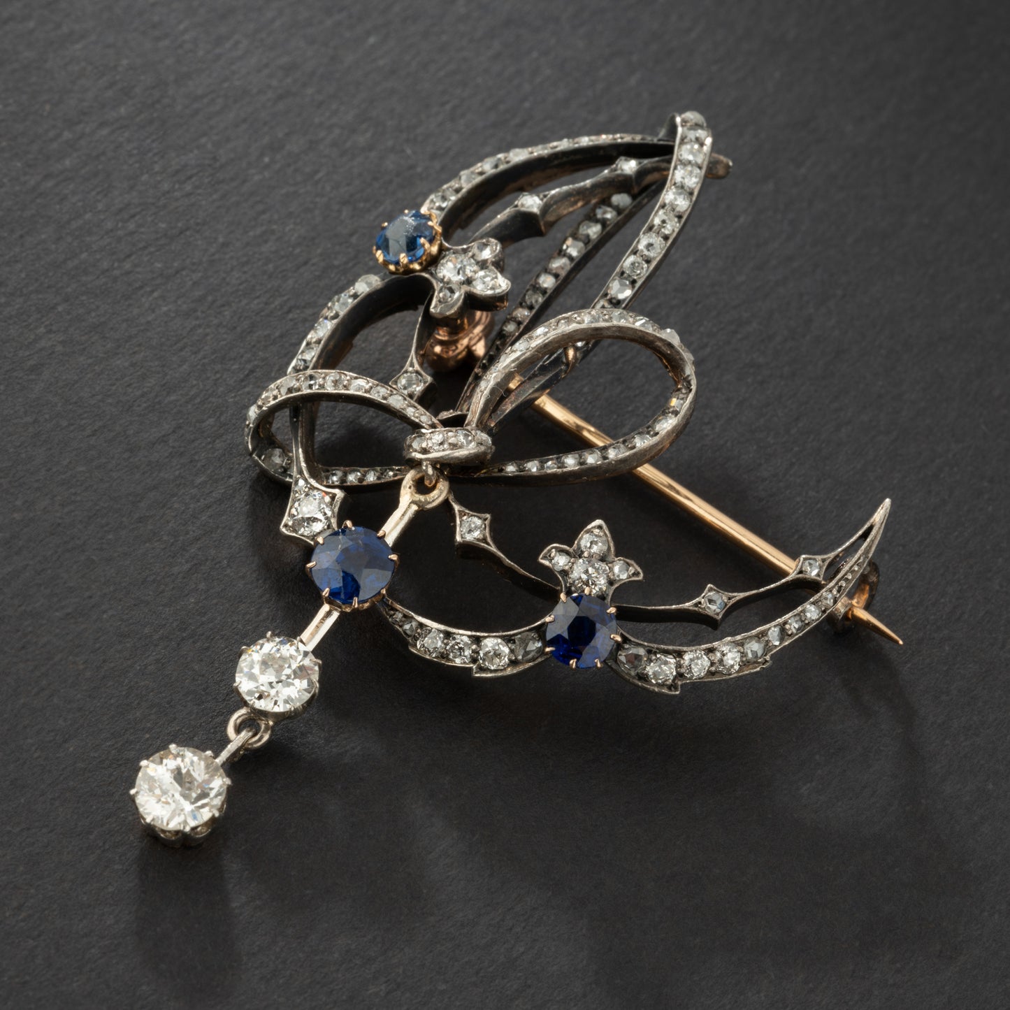 Broche ancienne en or 18K et argent ornée de diamants et saphirs. XIX° siècle.