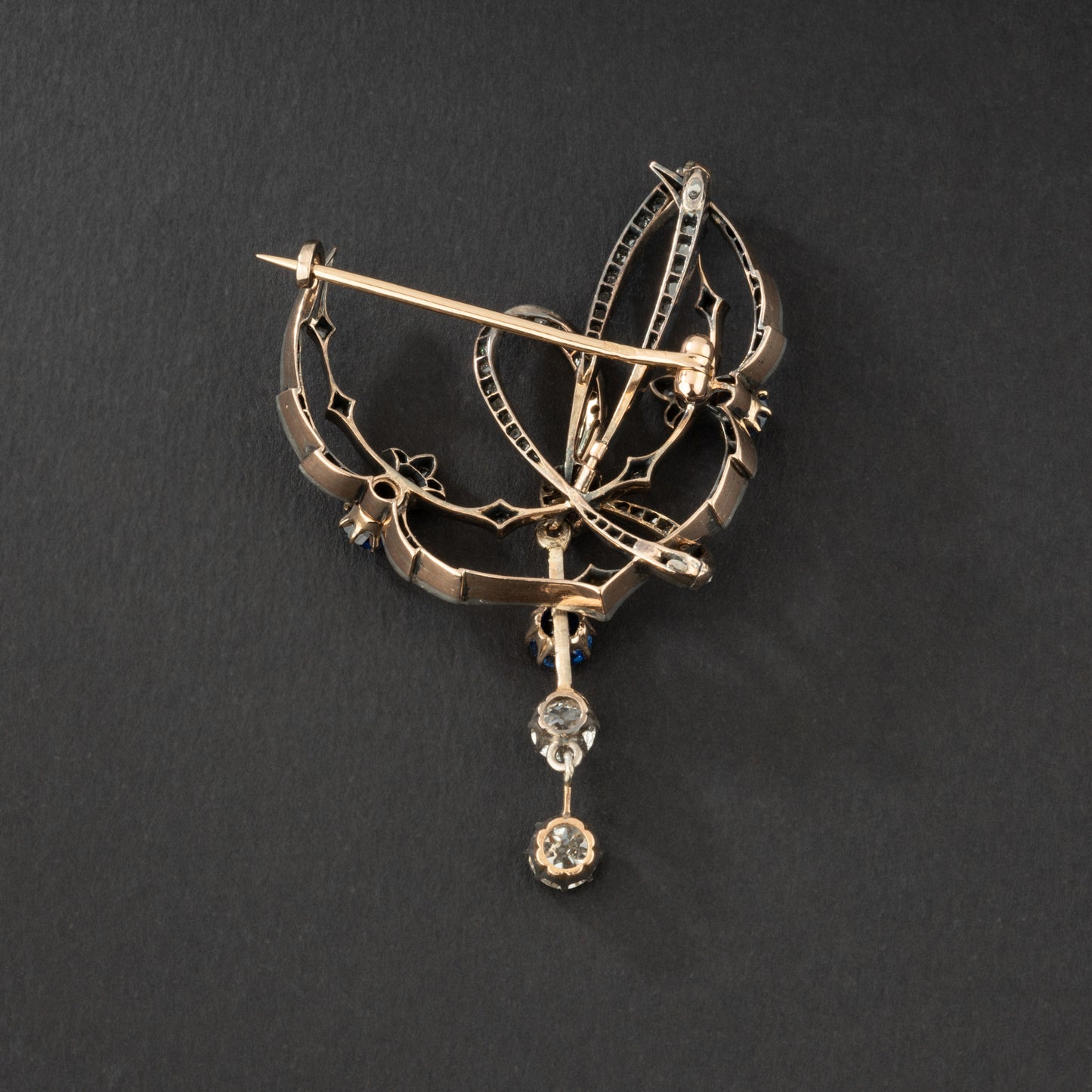 Broche ancienne en or 18K et argent ornée de diamants et saphirs. XIX° siècle.